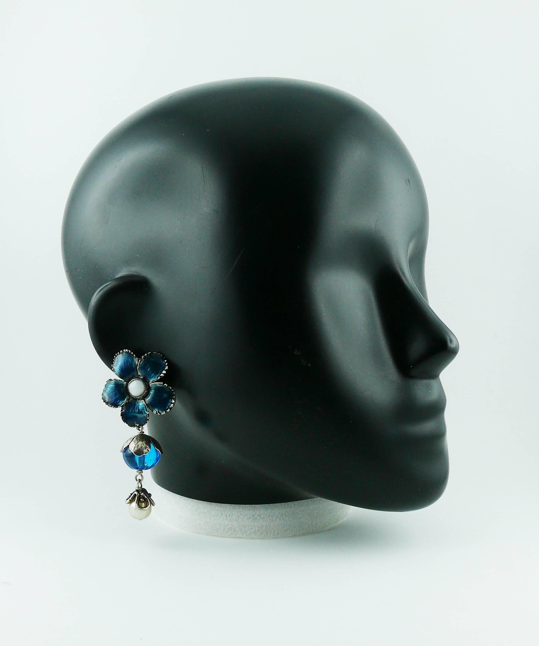 YVES SAINT LAURENT Rive Gauche vintage enameled dangling earrings (clip-on) featuring acqua blue glass bead and faux pearl in an antiqued silver tone setting.

Marked YVES SAINT LAURENT Rive Gauche Made in France.

Indicative measurements : length