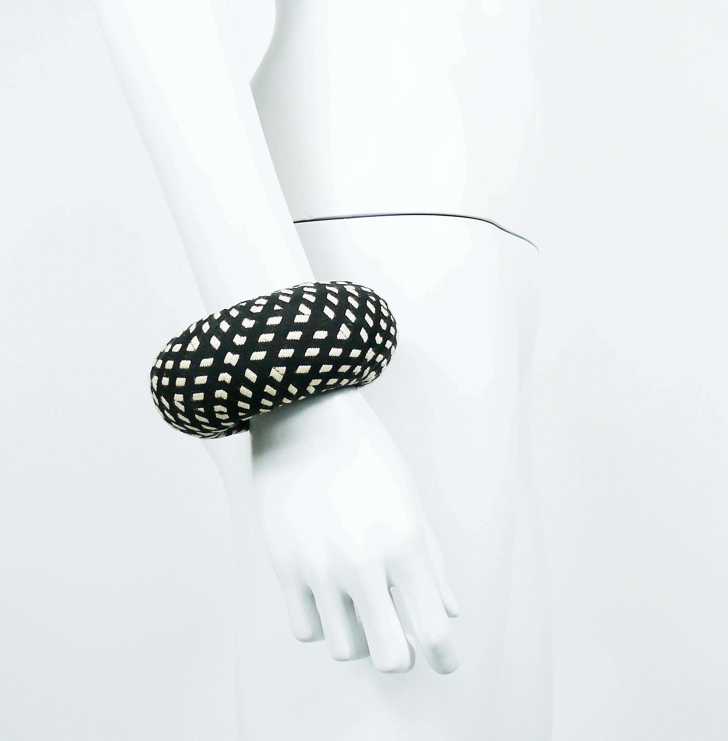 CHRISTIAN LACROIX (attribué à) bracelet chunky en tissu noir et blanc.

Mannequin du défilé de prêt-à-porter du printemps 2008.

Non signée.
Documenté (voir photo ci-jointe).

Mesures indicatives : diamètre d'environ 11 cm (4.33 inches) /