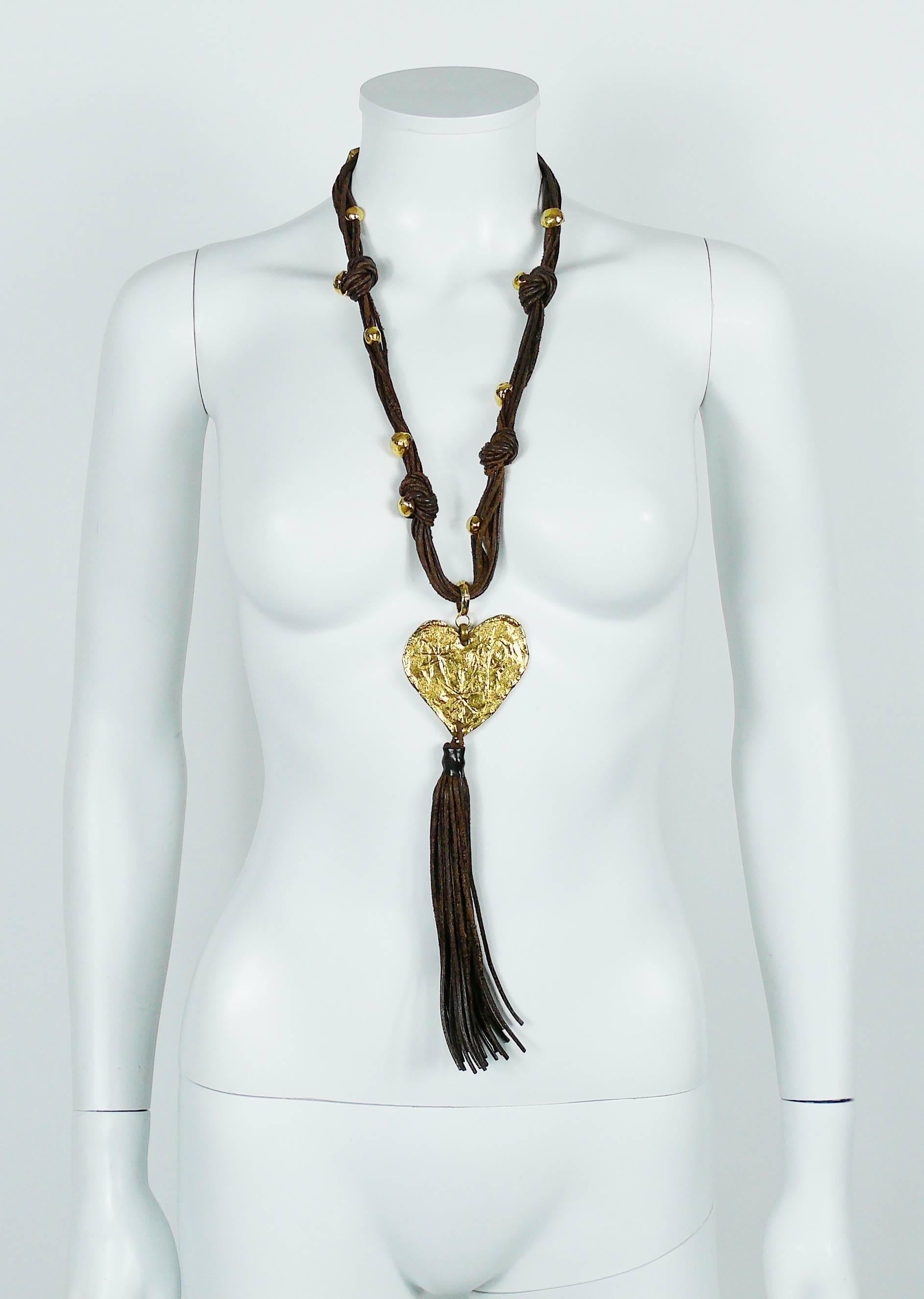 CHRISTIAN LACROIX vintage brown leather sautoir necklace featuring a textured gold toned heart and a long leather tassel.

Marked CHRISTIAN LACROIX CL Made in France.

Indicative measurements : max. length approx. 73 cm (28.74 inches) / heart