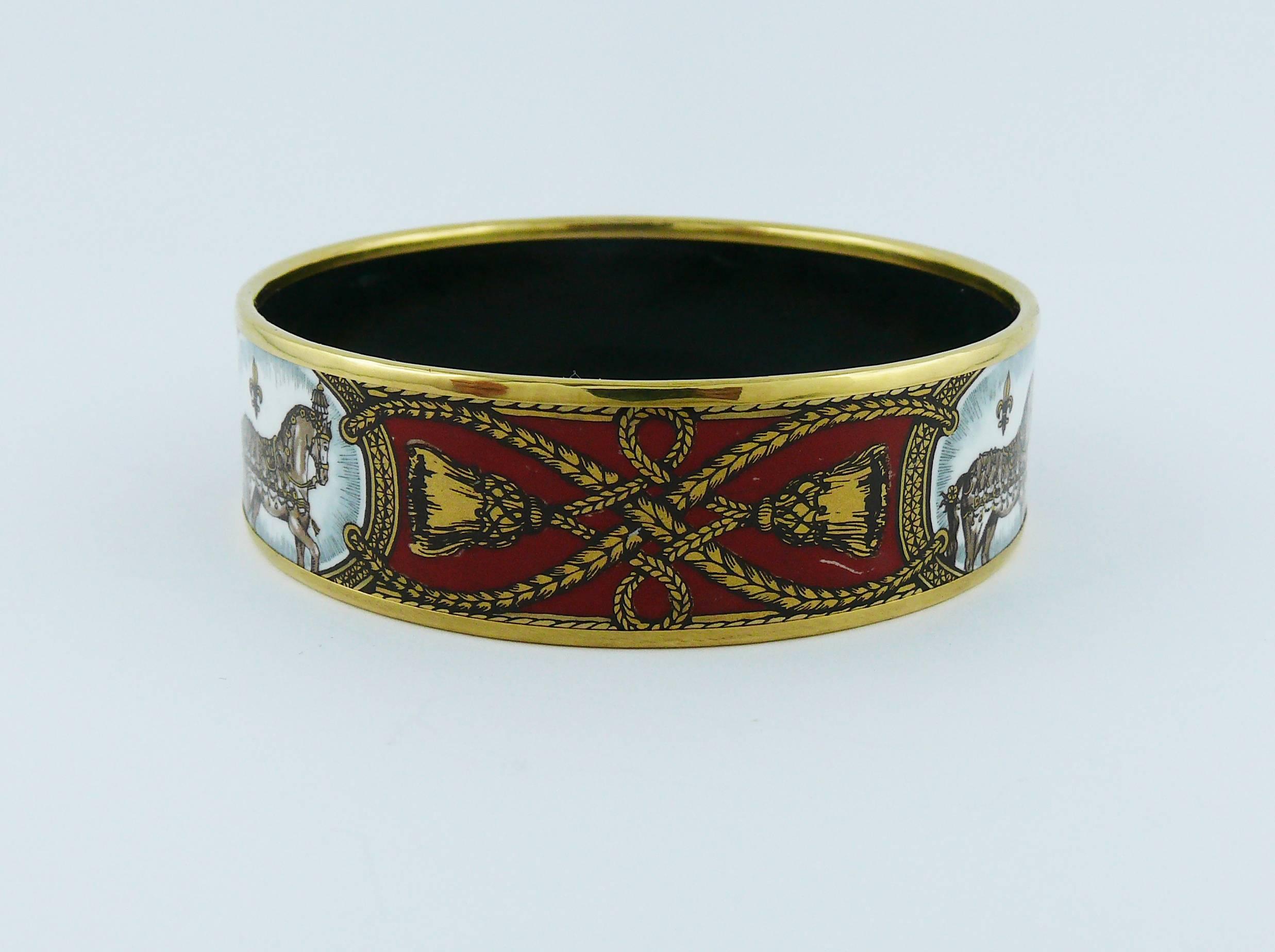 HERMES vintage GRAND APPARAT printed enamel wide cuff bracelet.

Printed enamel horses with gold tone brandebourg and tassel patterns on a red background. Gold plated rim.

Marked HERMES Paris.
Made in Austria.

Indicative measurements : diameter