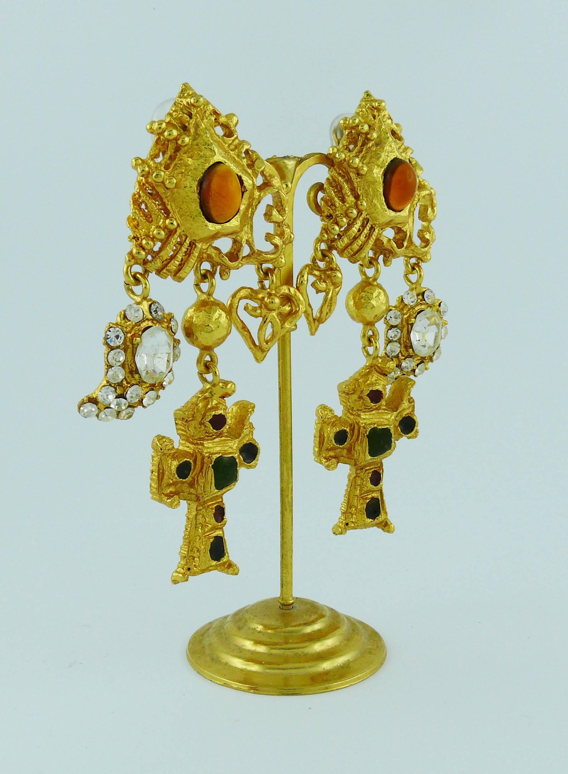 CHRISTIAN LACROIX vintage Baroque dangling earrings (clip-on) featuring a gold toned openwork textured design with various iconic charms : muticolor enamel cross, jewelled boteh, heart.

Marked CHRISTIAN LACROIX CL Made in France.

Indicative