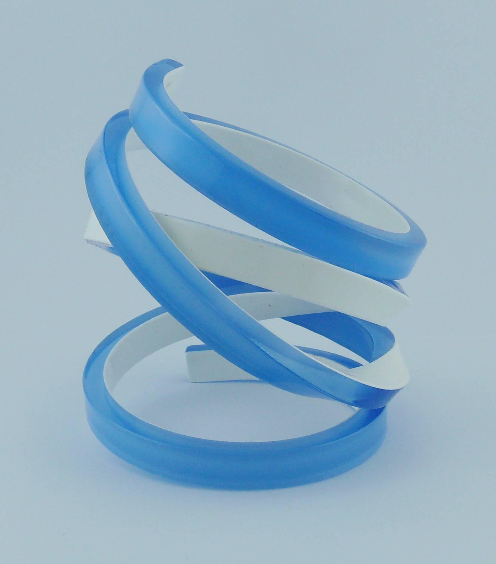 Christian Lacroix Runway Blue White Resin Sculptural Bracelet Spring 2008 In Excellent Condition For Sale In Nice, FR