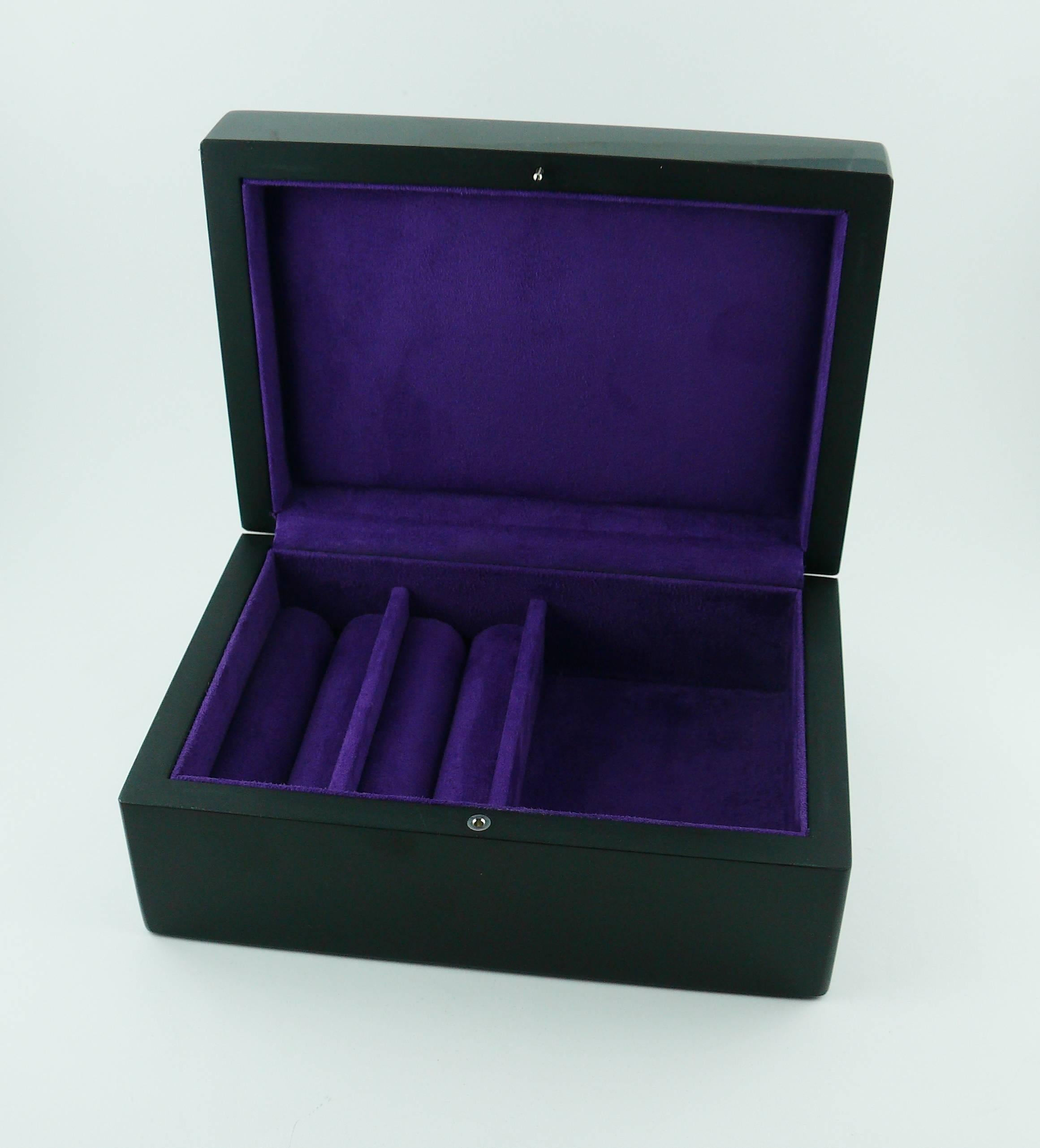 CHRISTIAN DIOR black resin jewelry box with purple suede interior.

Marked DIOR on cover.

Comes with original DIOR box (used).

Indicative measurements : length approx. 17 cm (6.69 inches) / width approx. 12 cm (4.72 inches) / height approx. 6.9 cm