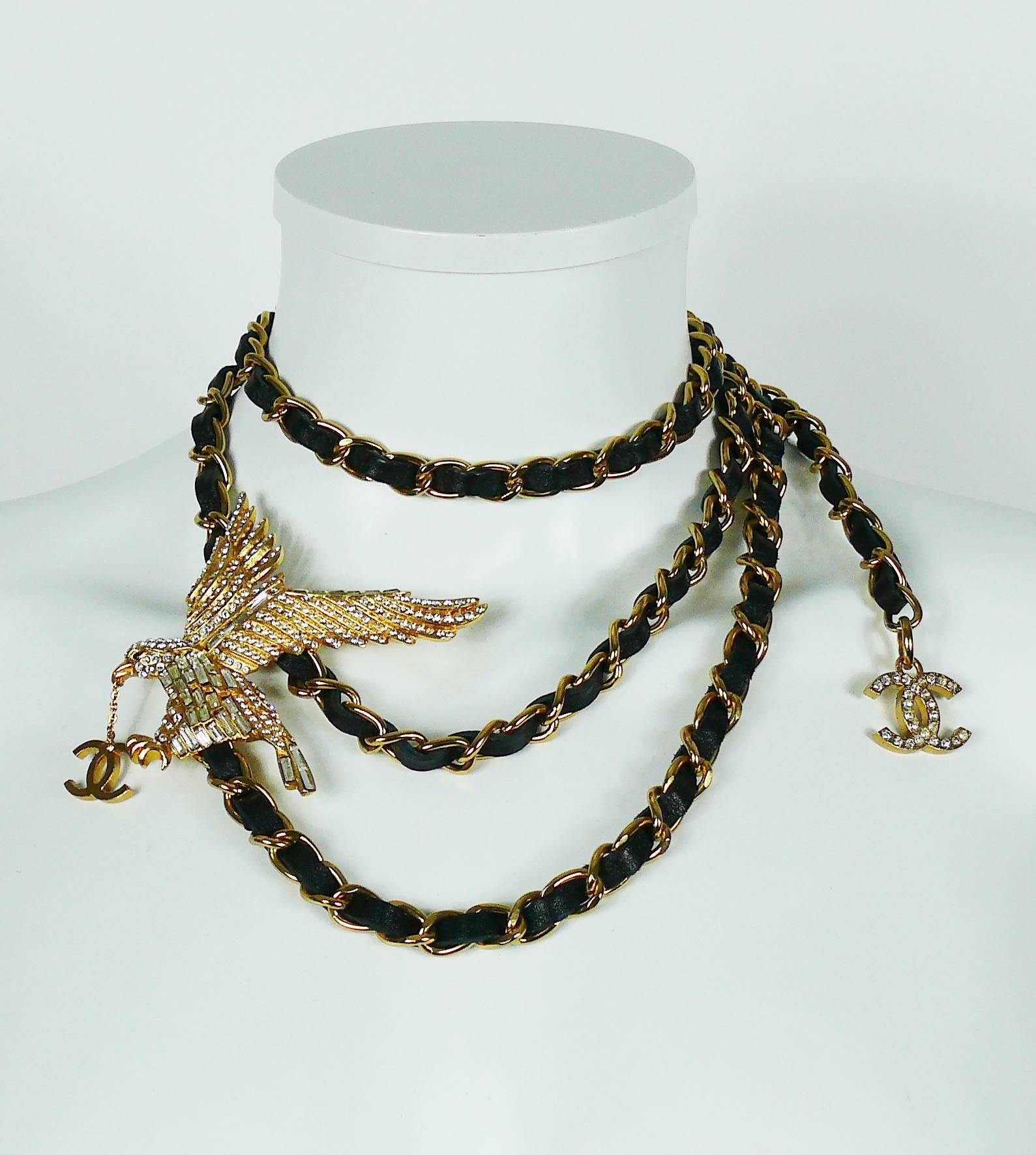 Chanel Rare Jewelled Eagle Schwarz und Gold Runway Gürtel oder Halskette im Zustand „Hervorragend“ im Angebot in Nice, FR