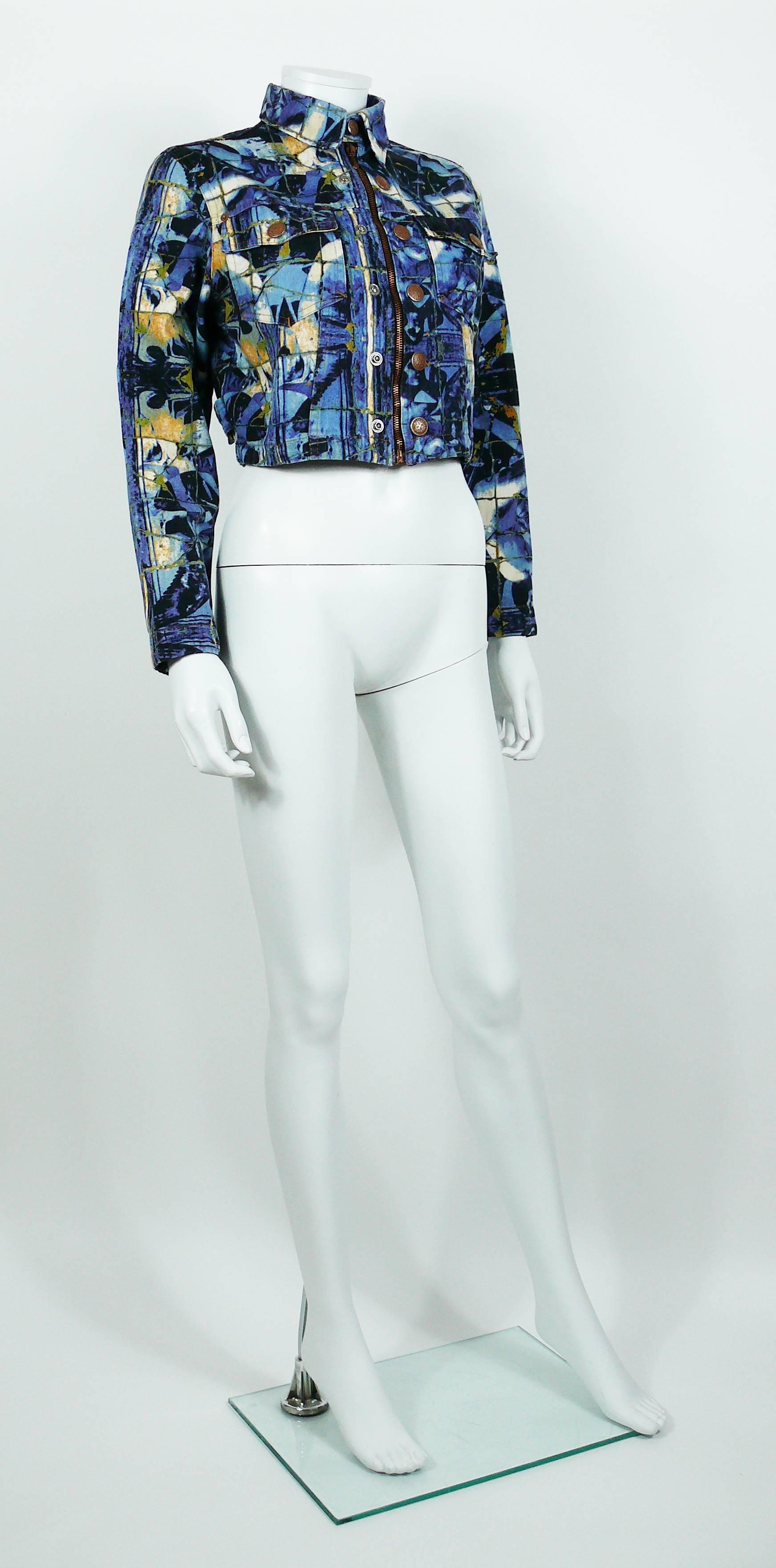 JEAN PAUL GAULTIER gorgeous vintage cropped jacket featuring a blue shades mosaic print with winged women.

This jacket features :
- Long sleeves.
- Two front pockets.
- 2-way front closure system, either with snap buttons or with zip (as shown on