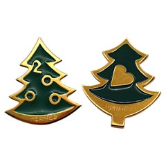 HERMÈS Vintage-Set mit zwei Weihnachtsbaum-Ansteckbroschen