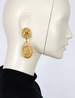 Boucles d'oreilles pendantes vintage BALENCIAGA, dorées, motif en spirale
