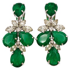 CHRISTIAN DIOR: Pendientes colgantes vintage en tono plateado con cristales verdes y transparentes