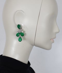 CHRISTIAN DIOR: Pendientes colgantes vintage en tono plateado con cristales verdes y transparentes