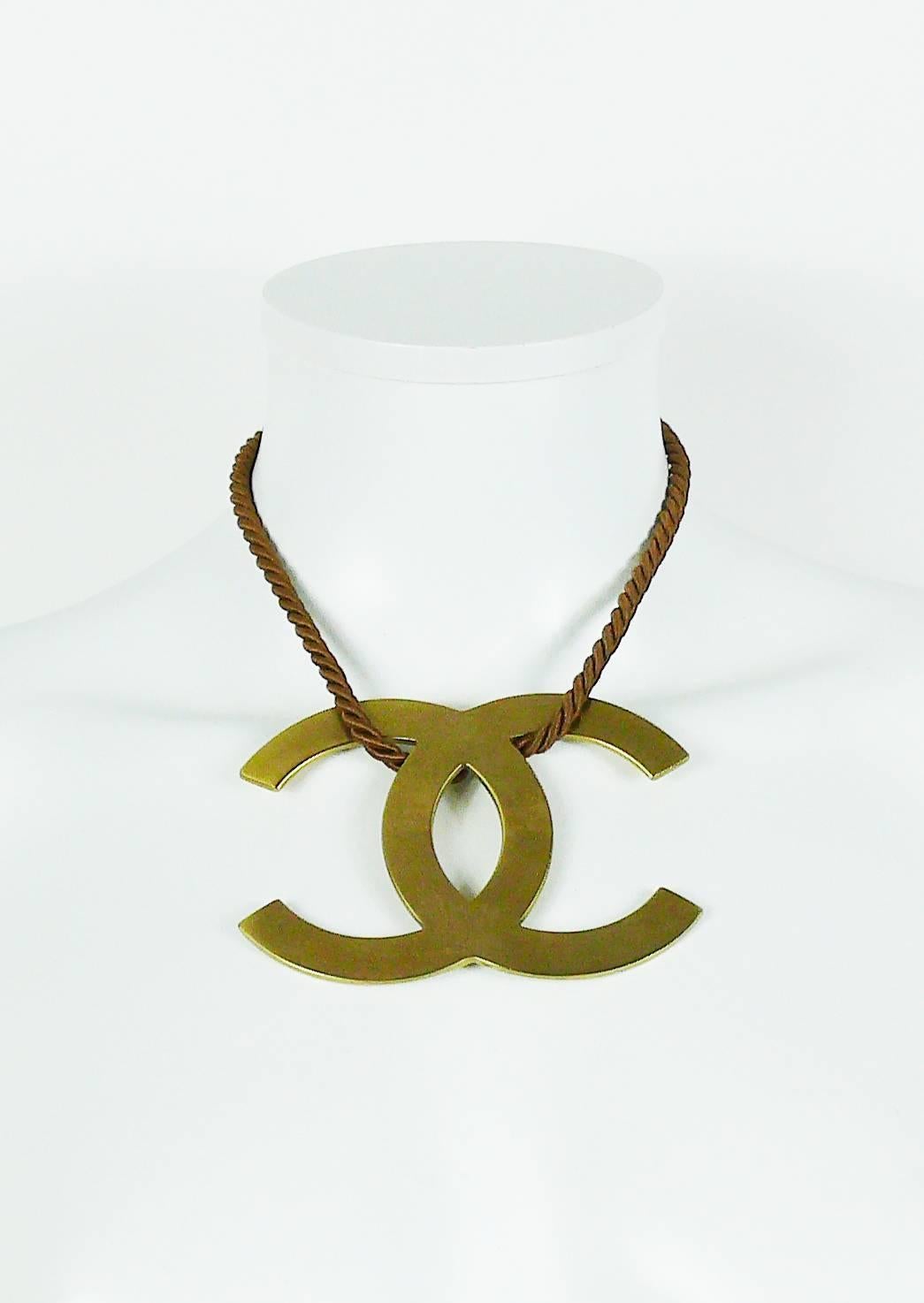 CHANEL runway jumbo brushed pale gold tone CC logo necklace.

Brown braided rope.
Hook clasp closure.

Ready-to-wear Spring/Summer 2005.

Similar necklace sold at DROUOT Paris - LE BRECH & ASSOCIES - July 9, 2015 - Lot