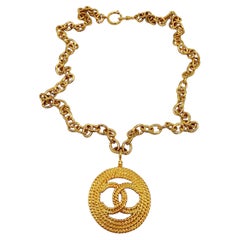 Collier sautoir CHANEL vintage avec médaillon CC doré, 1993