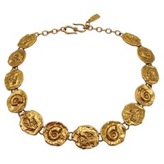 Collier vintage YVES SAINT LAURENT (YSL) doré, motif « Fossil »