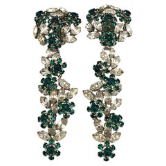 Boucles d'oreilles pendantes CHRISTIAN DIOR vintage, motif floral en cristal vert et transparent, 1966