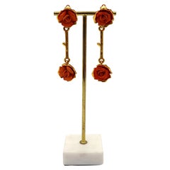 Orecchini pendenti EMANUEL UNGARO Vintage con rosa rossa in finitura dorata