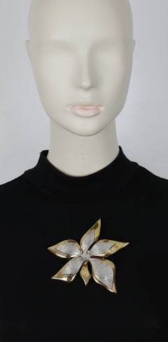 JEAN LOUIS SCHERRER Spilla vintage oversize bicolore a forma di fiore scultoreo