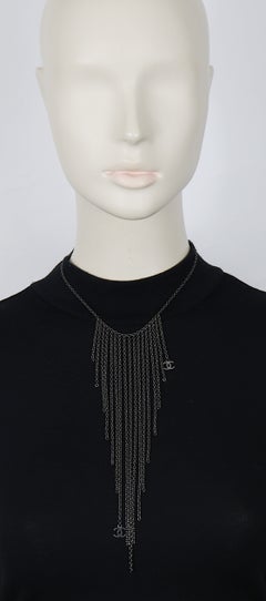 Collana vintage CHANEL con frange a catena color rutenio e ciondoli CC, 2002