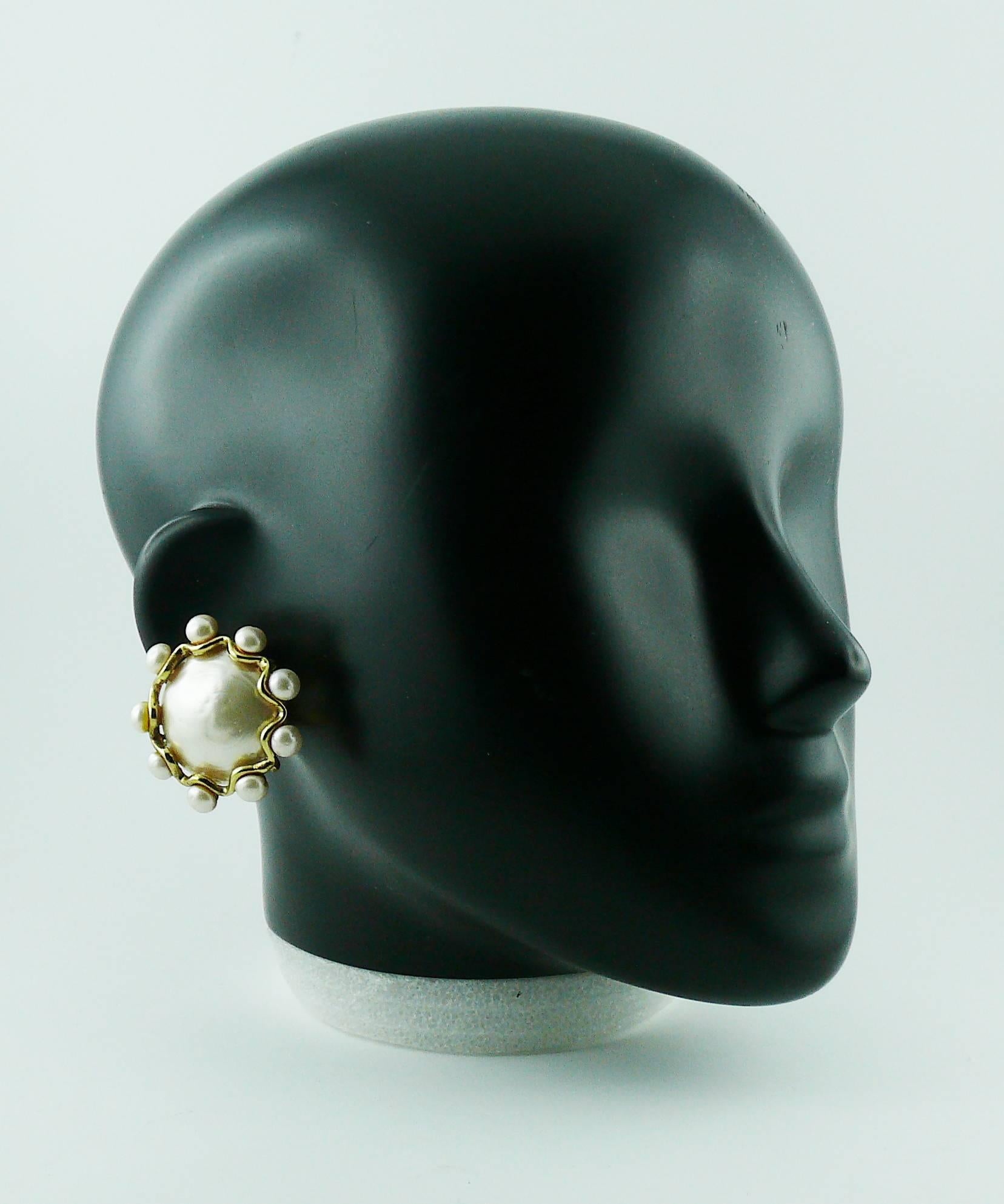 CHANEL vintage massive gold toned clip-on earrings featuring a large faux pearl surrounded by little ones in a twisted gold toned setting.

Embossed CHANEL on both earrings (see photos).

Indicative measurements : max. width approx. 4 cm (1.57