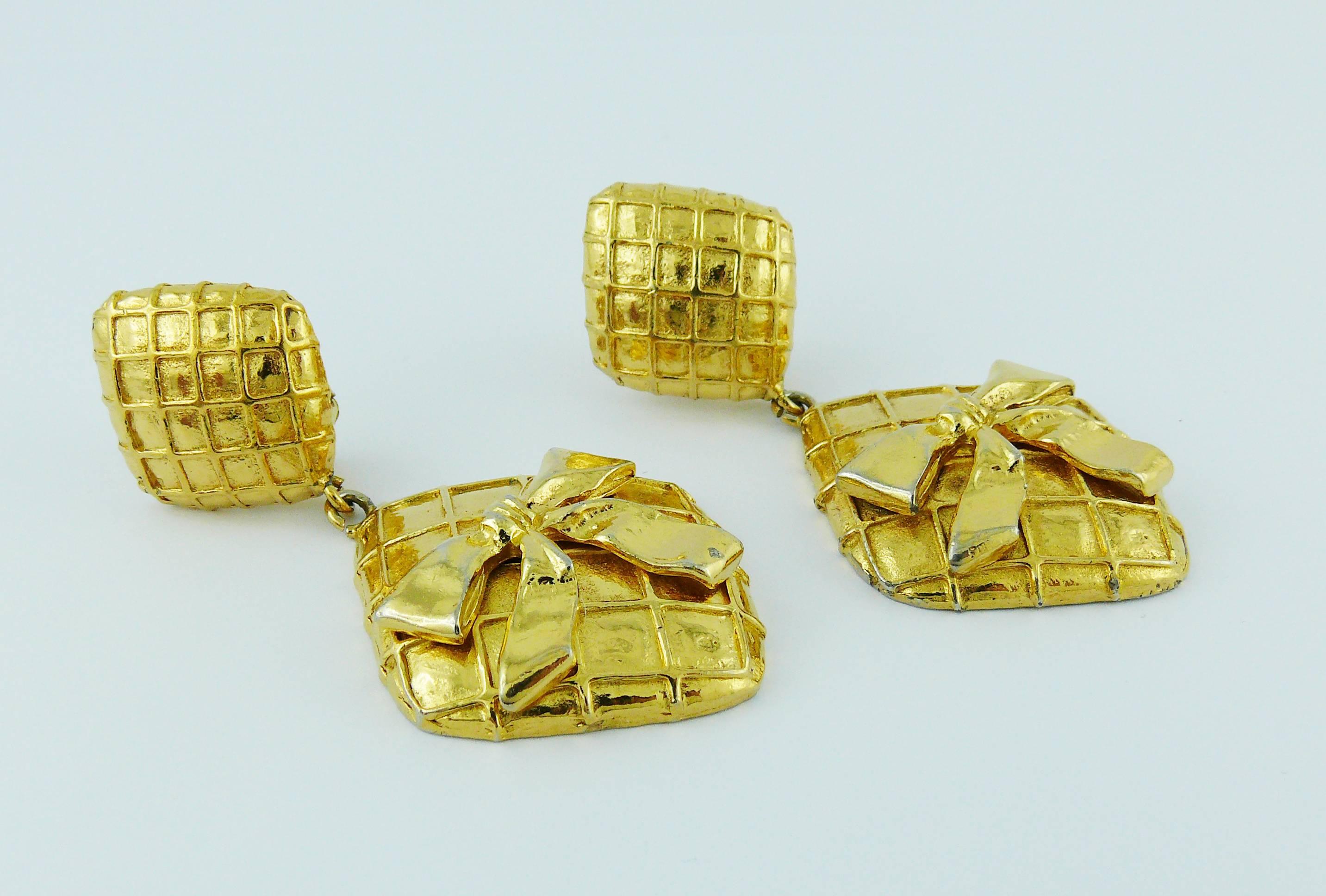 Chanel Vintage Gold Tone Quilted Bow Dangling Earrings In Good Condition In Nice, FR