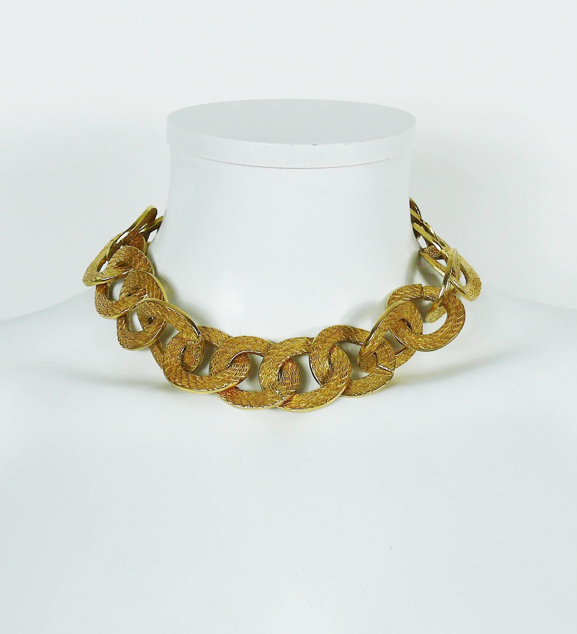 BALENCIAGA vintage gold toned necklace featuring gorgeous massive textured oval links.

T-bar closure.

Embossed BALENCIAGA Paris.
Made in France.

Indicative measurements : length approx. 41 cm (16.14 inches) / links approx. 3.4 cm x 3.2 cm (1.34