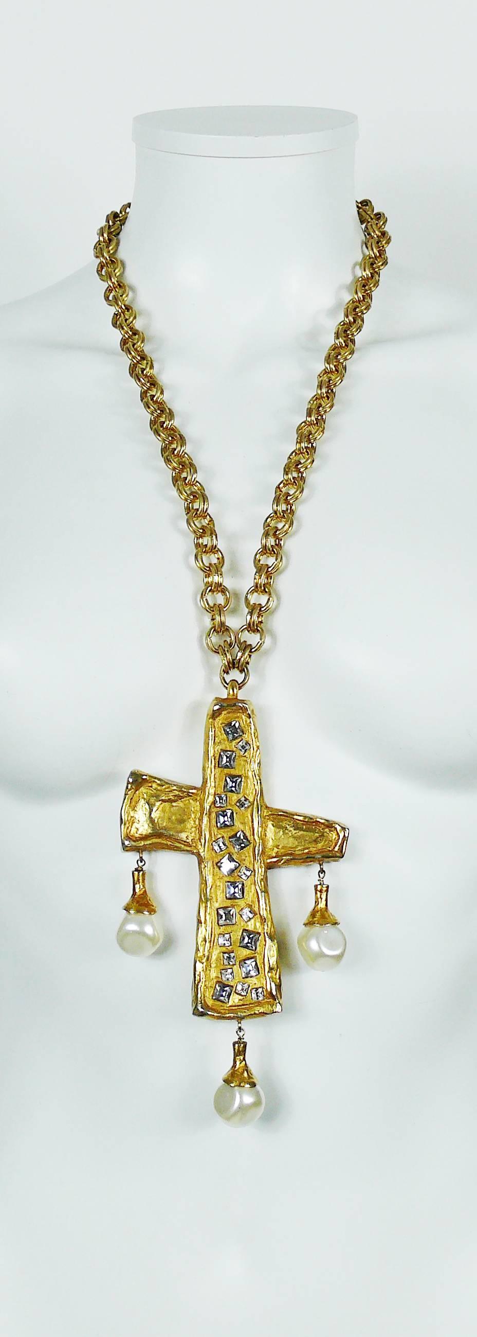 CHRISTIAN LACROIX vintage rare antiqued gold tone necklace featuring a massive chain and a huge textured cross embellished with clear crystal and glass pearl drops.

Marked CHRISTIAN LACROIX CL Made in France.

Indicative measurements : chain length