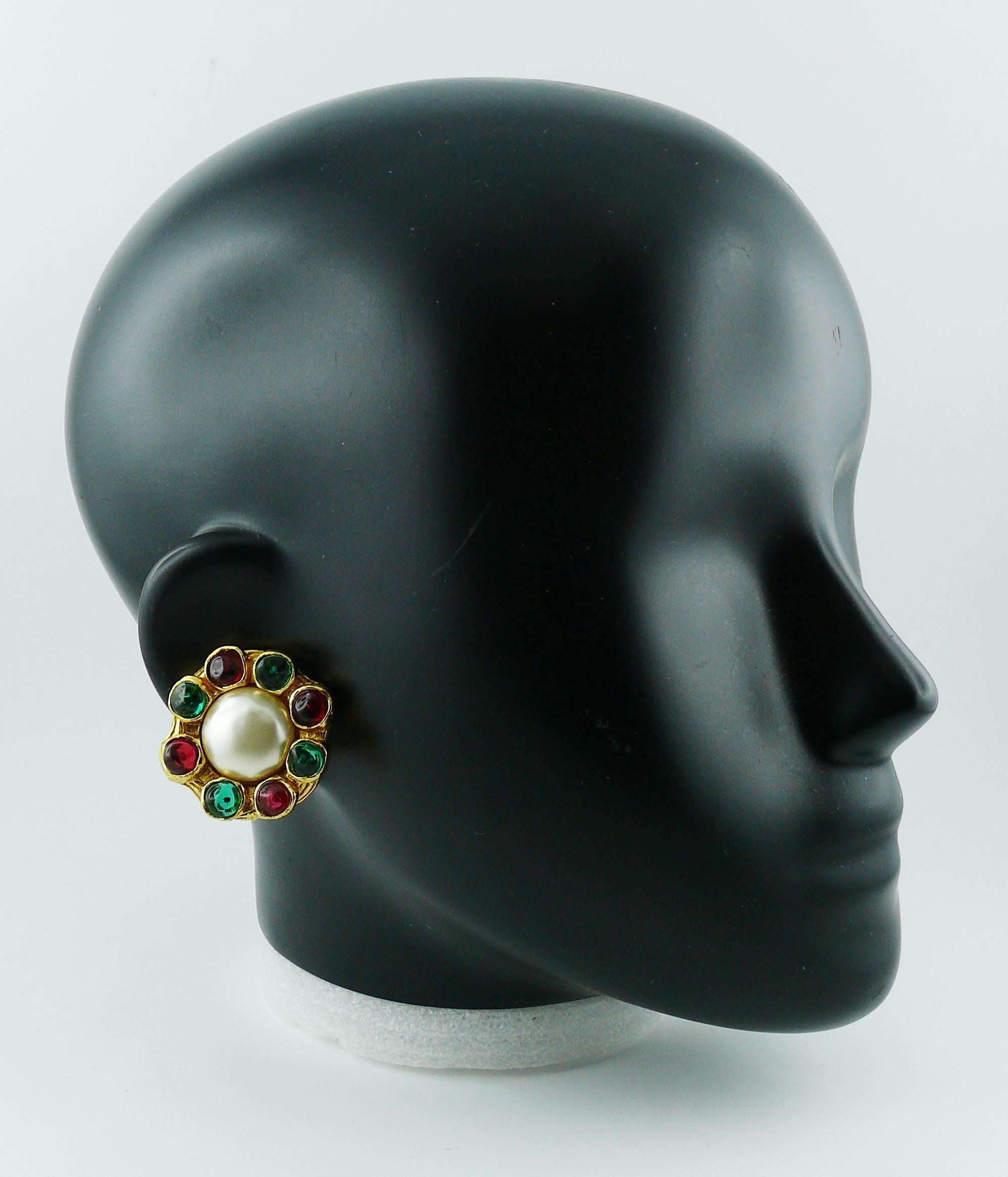 CHANEL vintage gold toned clip-on earrings featuring a large faux pearl center surrounded by red-green MAISON GRIPOIX glass cabochons.

Marked CHANEL Made in France.

Indicative measurements : diameter approx. 3.5 cm (1.38 inches).

JEWELRY