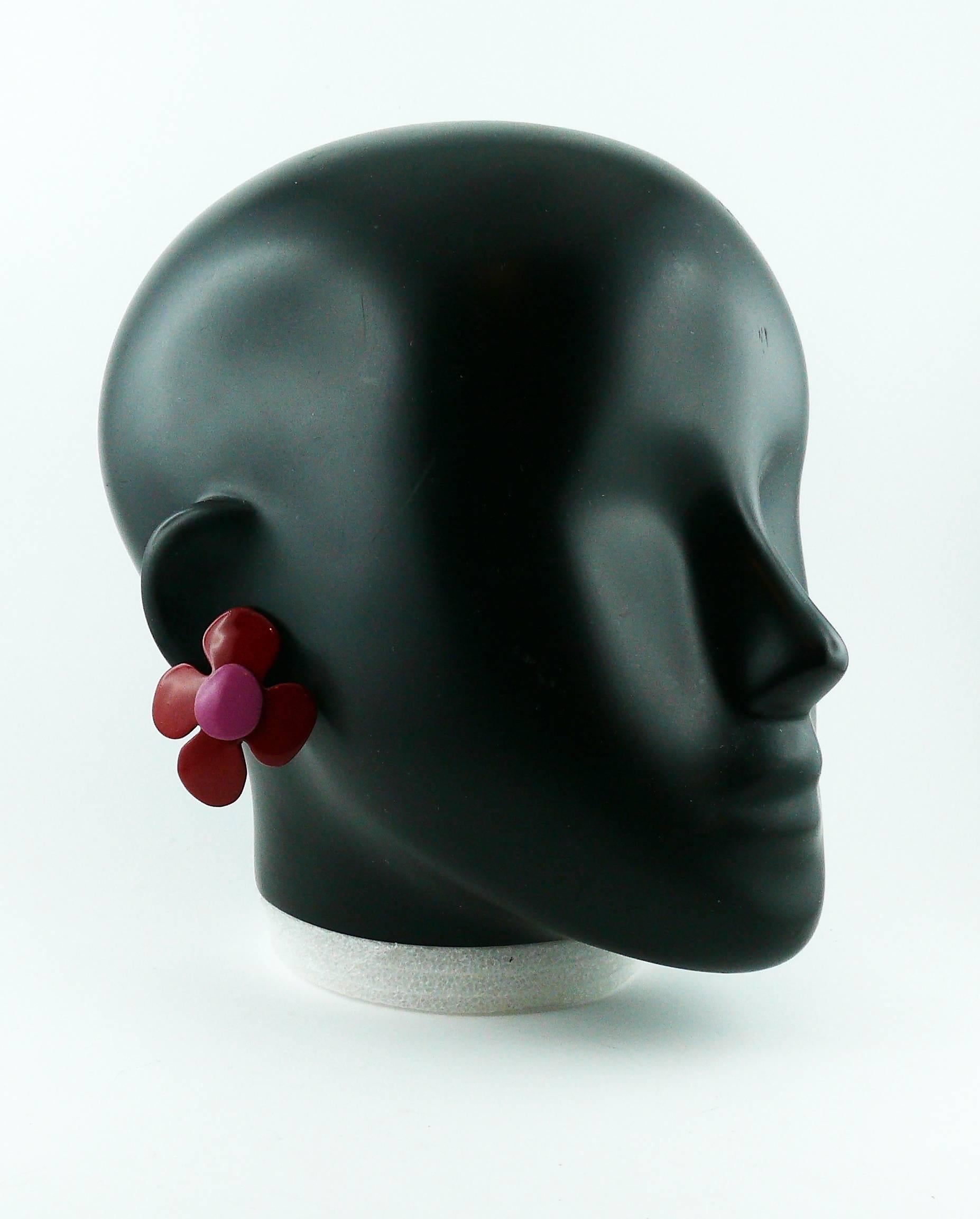 YVES SAINT LAURENT vintage enamel red and pink flower clip-on earrings.

Embossed YSL Made in France.

Indicative measurements : height approx. 4.4 cm (1.73 inches) / width approx. 3.7 cm (1.46 inches).

JEWELRY CONDITION CHART
- New or never worn :