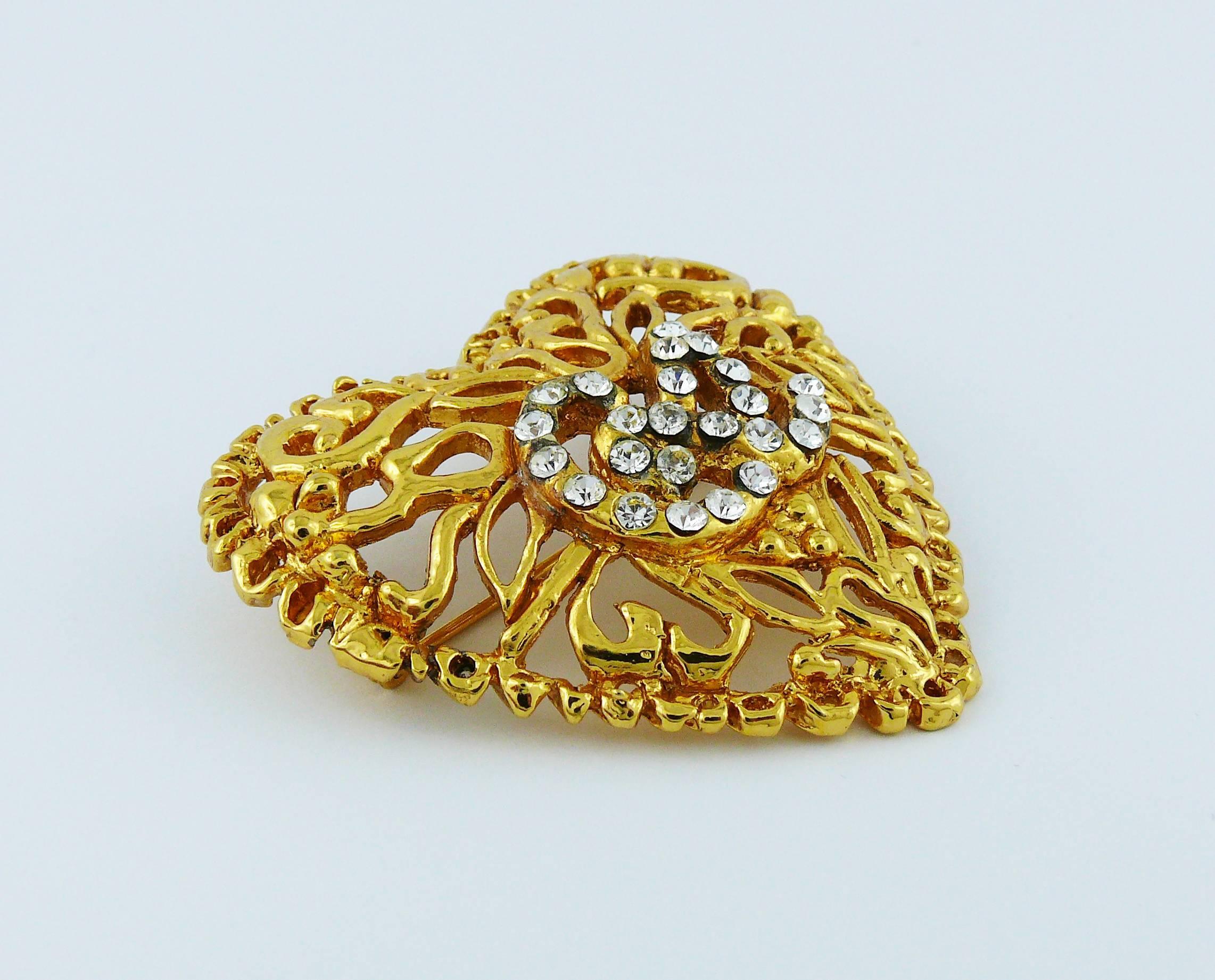 CHRISTIAN LACROIX vintage gold toned openwork heart brooch featuring clear crystal CL monogram.

Marked CHRISTIAN LACROIX CL Made in France.

Indicative measurements : max. height approx. 5.2 cm (2.05 inches) / max. width approx. 5.5 cm (2.17