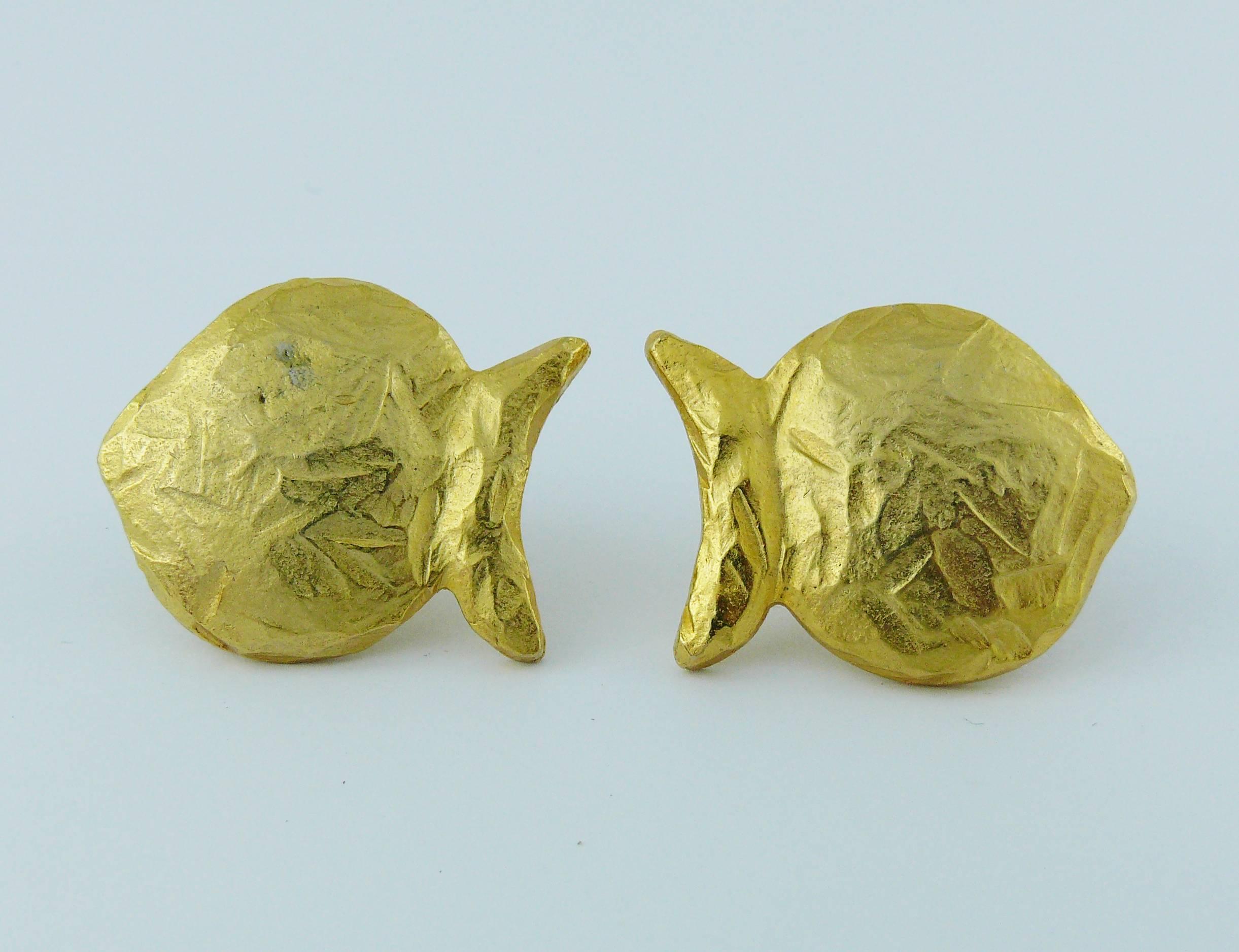 Ensemble collier et boucles d'oreilles Edouard Rambaud en forme de poissons en or de couleur vintage 3