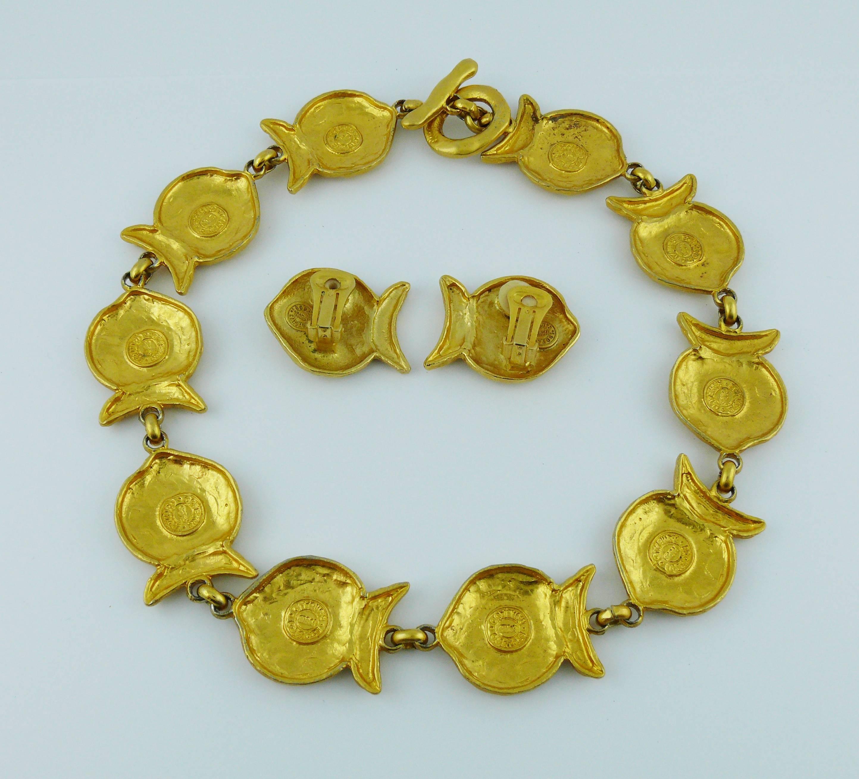 Ensemble collier et boucles d'oreilles Edouard Rambaud en forme de poissons en or de couleur vintage 4
