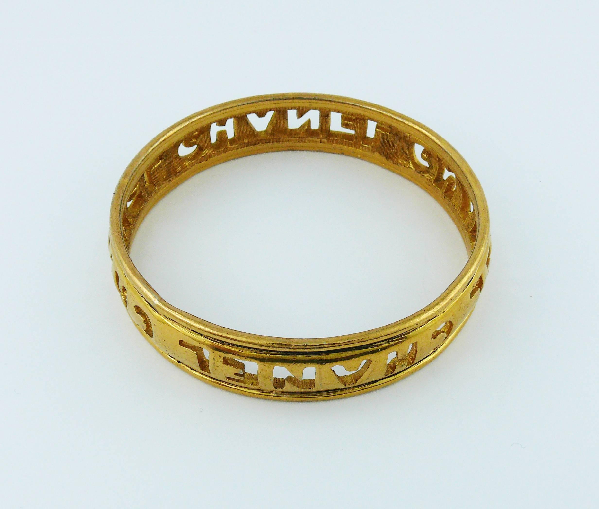 Chanel Vintage 1980s Gold Toned Cut Out Bangle Bracelet  In Good Condition For Sale In Nice, FR