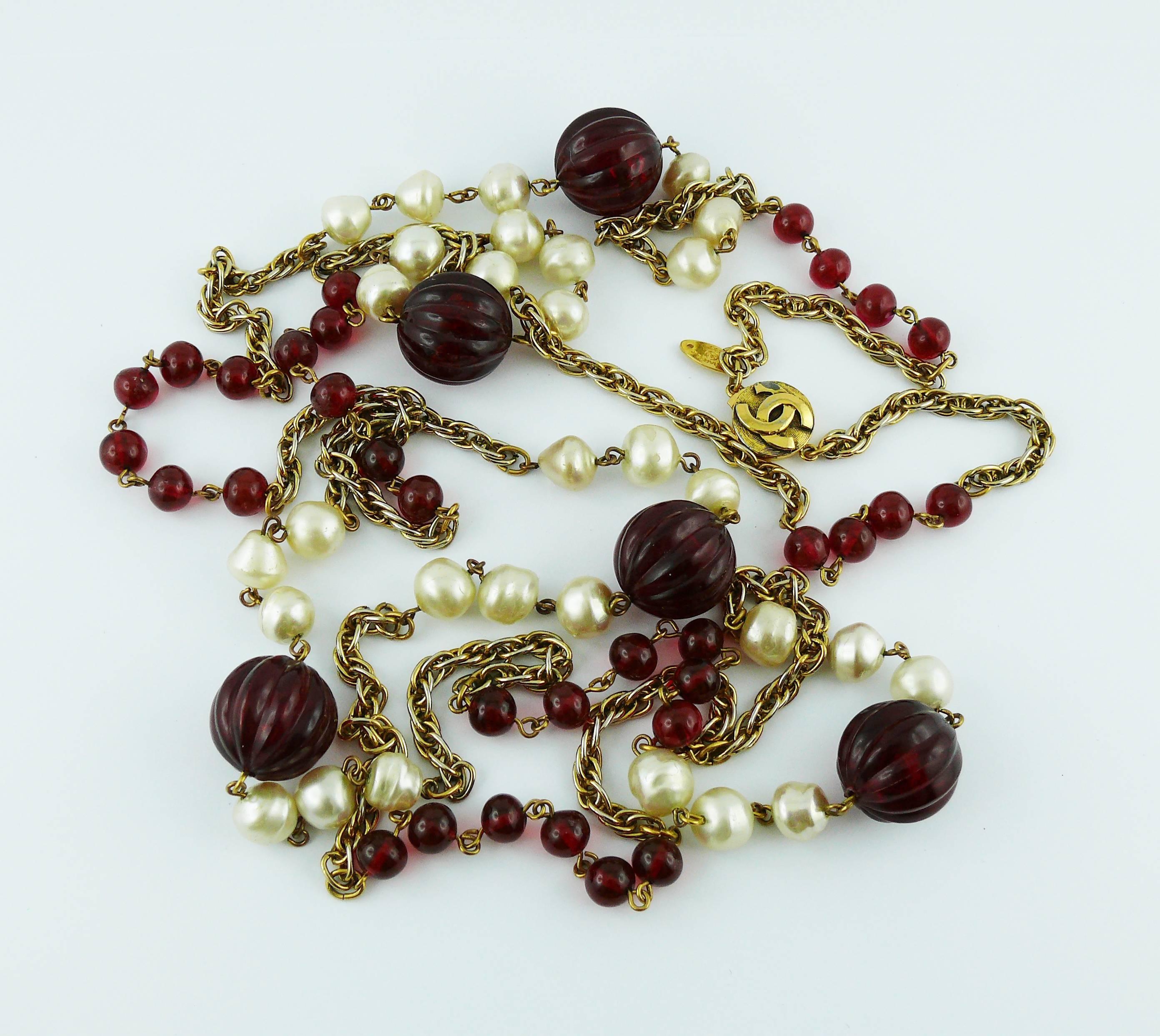 Chanel Vintage 1984 Red Gripoix Pearl Sautoir Necklace In Good Condition In Nice, FR