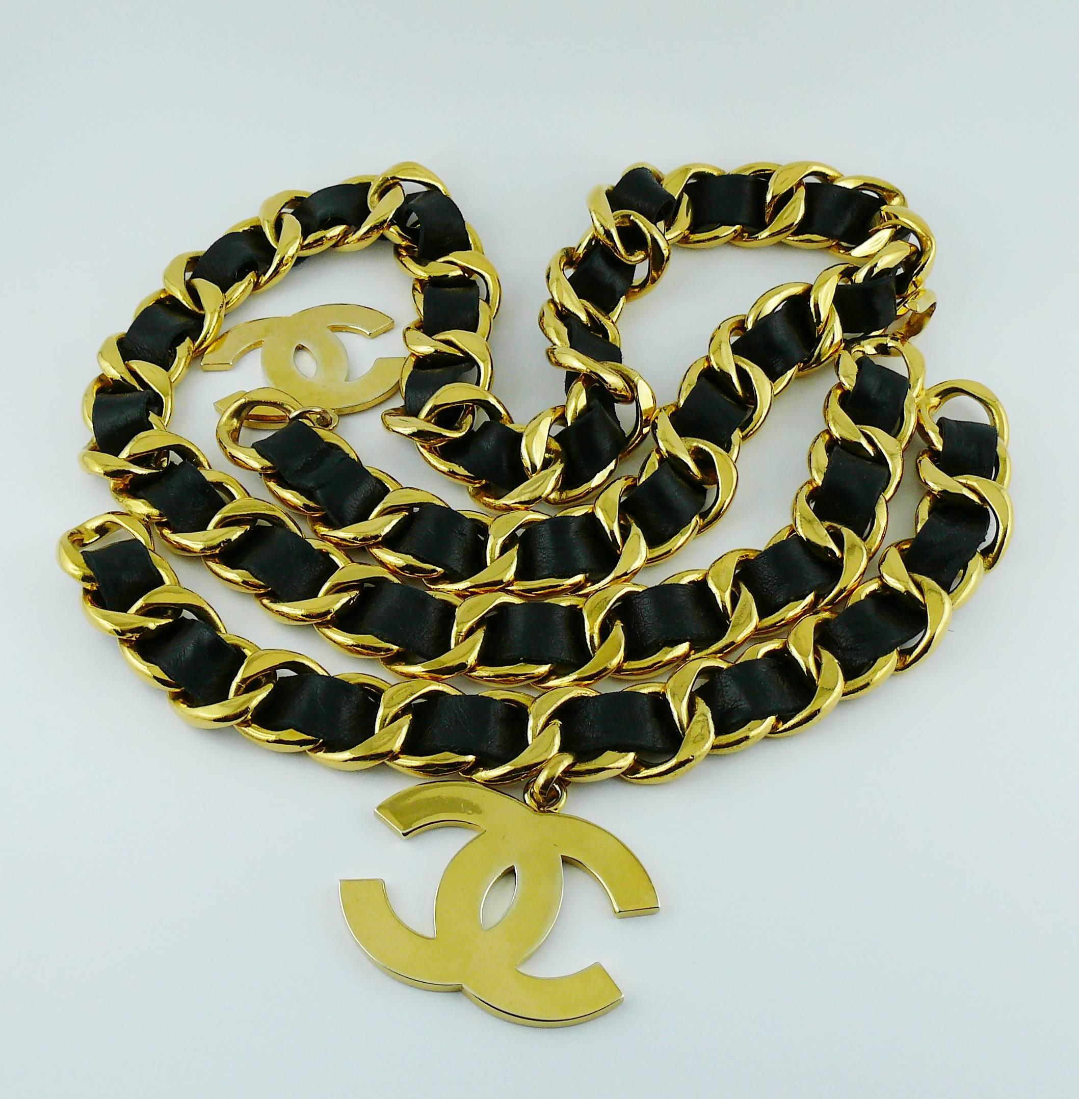 Chanel Vintage 1993 Iconic Gold Toned Chain and Leather Belt with Large CC Logos In Good Condition In Nice, FR