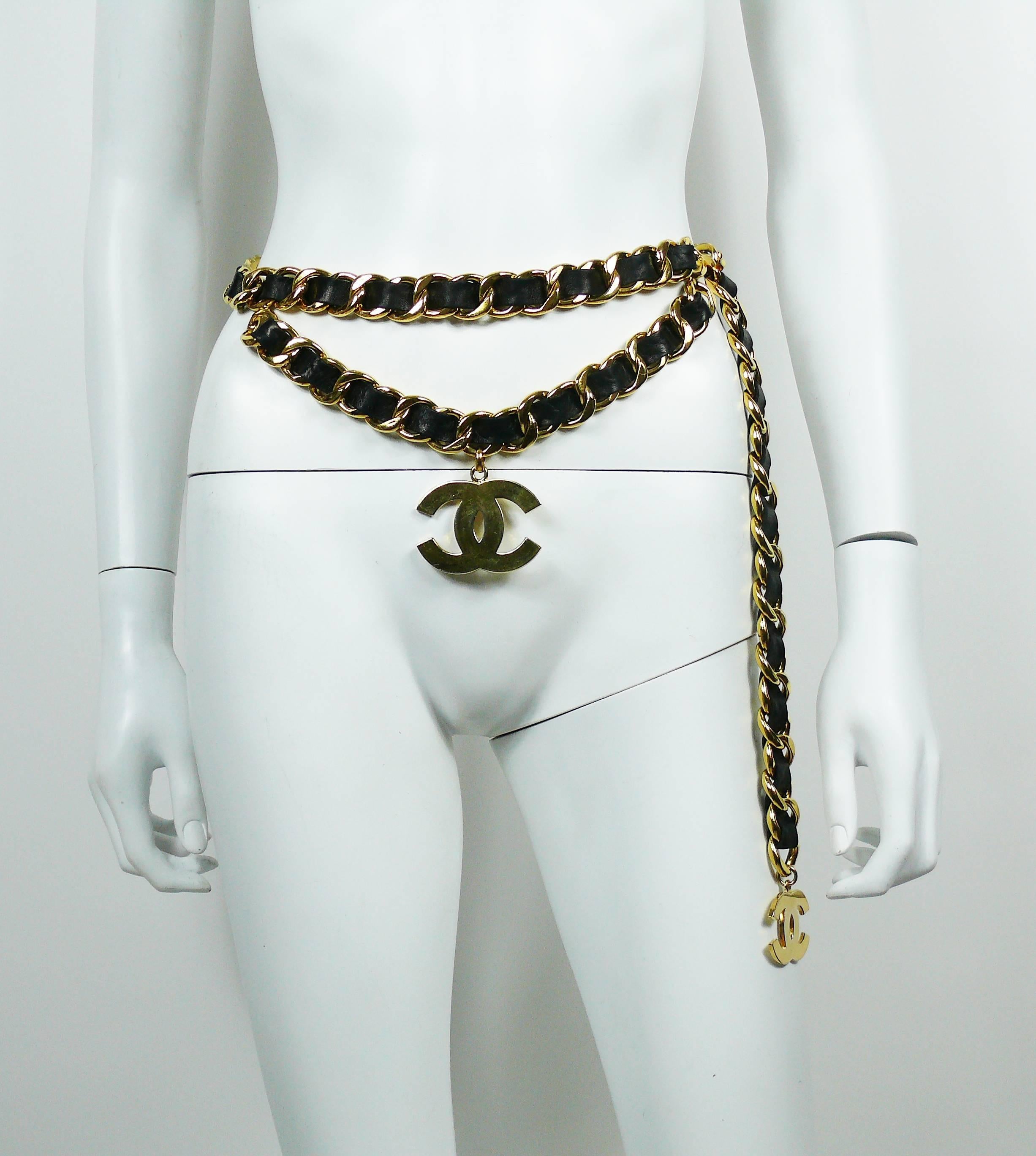CHANEL vintage iconic chunky gold toned chain belt with intertwined black leather and large CC logos.

Collection 28.
Year : 1993.

One size fits all. Adjustable length.
Hook clasp.

Marked CHANEL 2 8 Made in France.

Indicative measurements : total