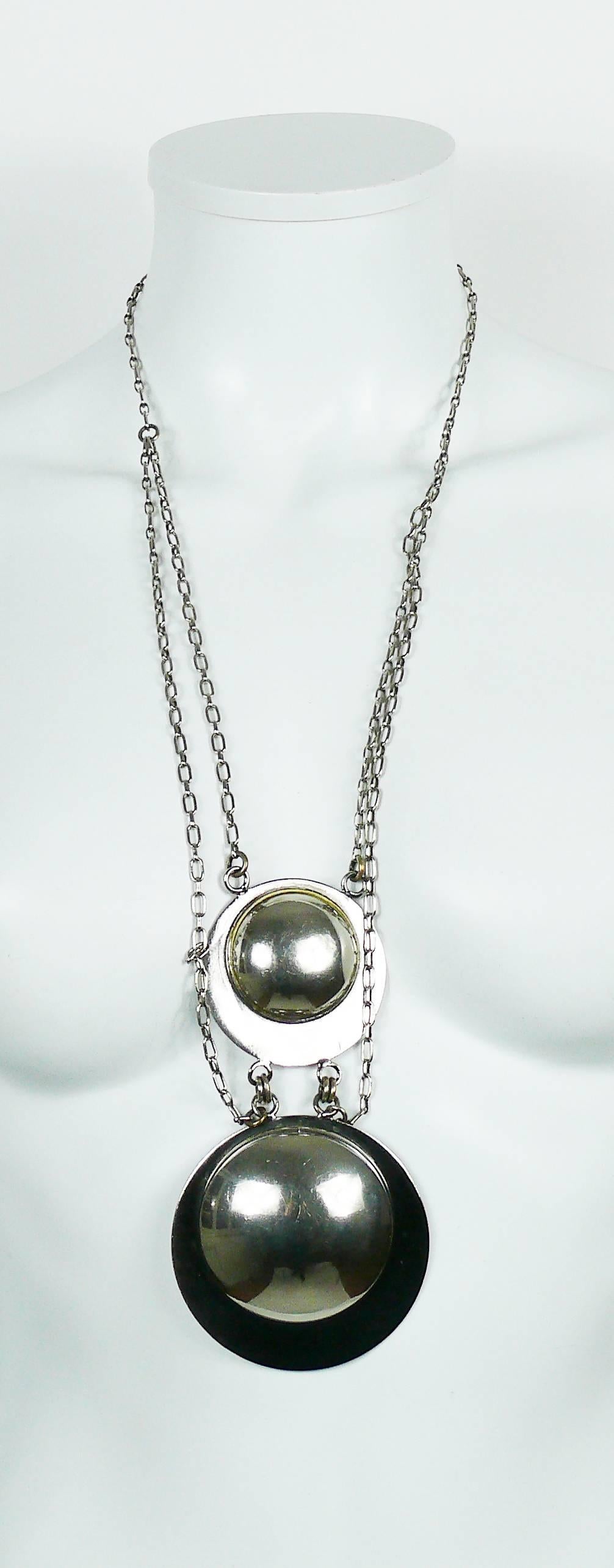 PIERRE CARDIN vintage rare silver toned modernist necklace featuring two 3-dimensional disc pendants.

Spring clasp closure.

Embossed PIERRE CARDIN.

Indicative measurements : chain total length approx. 66 cm (25.98 inches) / large disc diameter