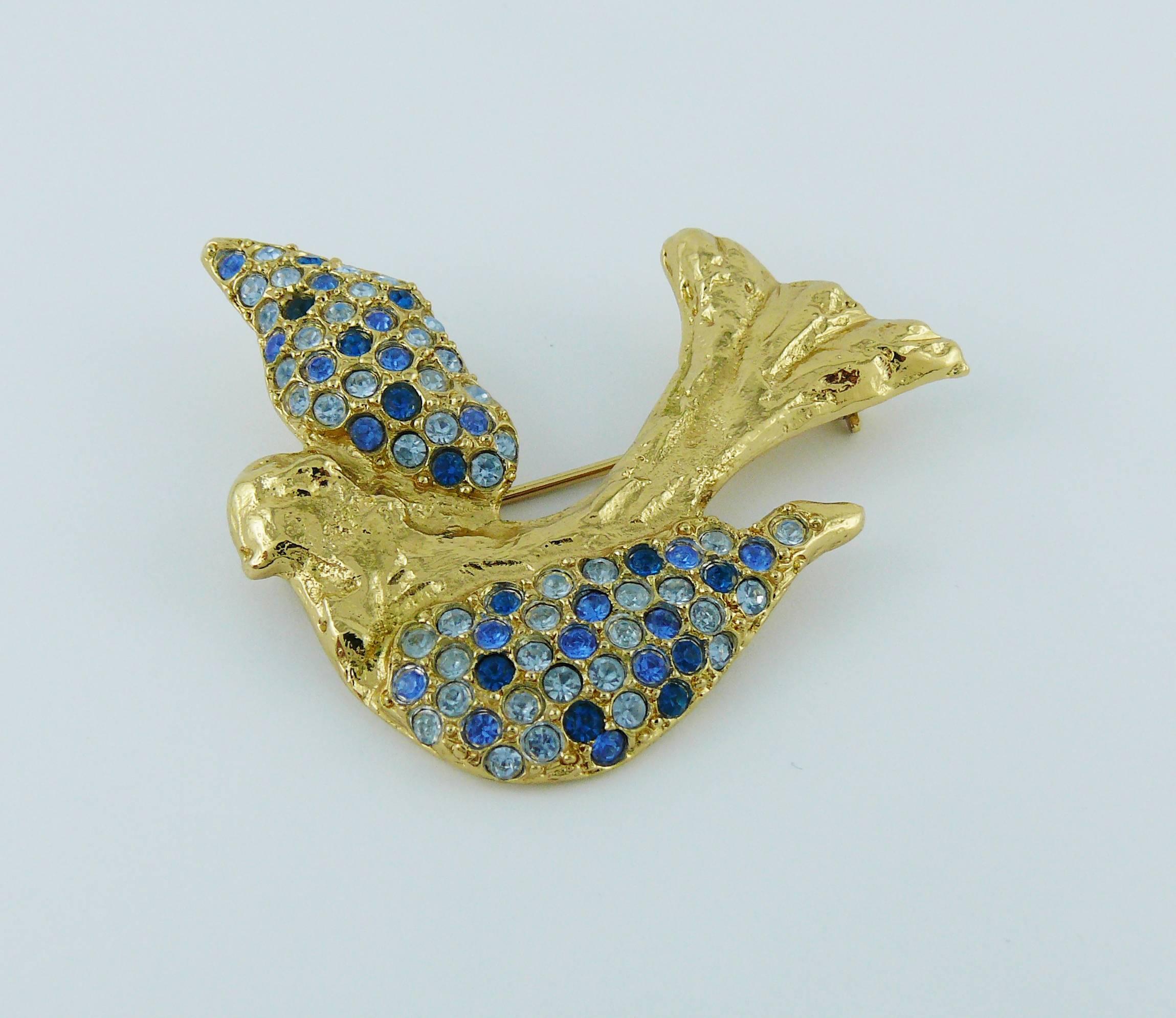 YVES SAINT LAURENT vintage gold toned bird motif brooch embellished with blue shade crystals.

Embossed YSL Made in France.

Indicative measurements : max. height approx. 5 cm (1.97 inches) / max. length approx. 5 cm (1.97 inches).

JEWELRY