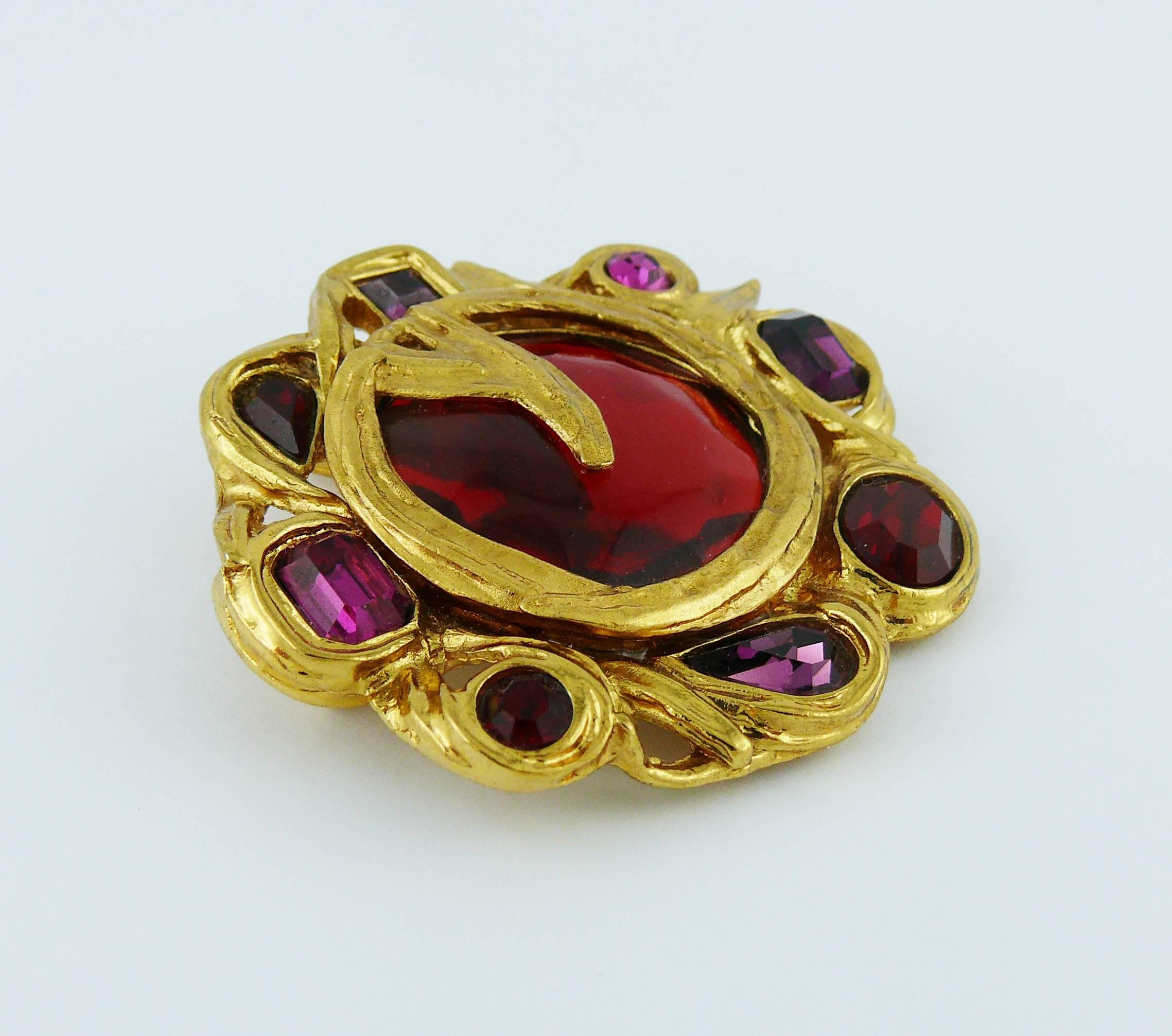 YVES SAINT LAURENT vintage gold toned brooch/pendant embellished with multicolored crystals and large resin cabochon.

Can be worn as a pendant.

Embossed YSL Made in France.

Indicative measurements : max. height approx. 5 cm (1.97 inches) / max.