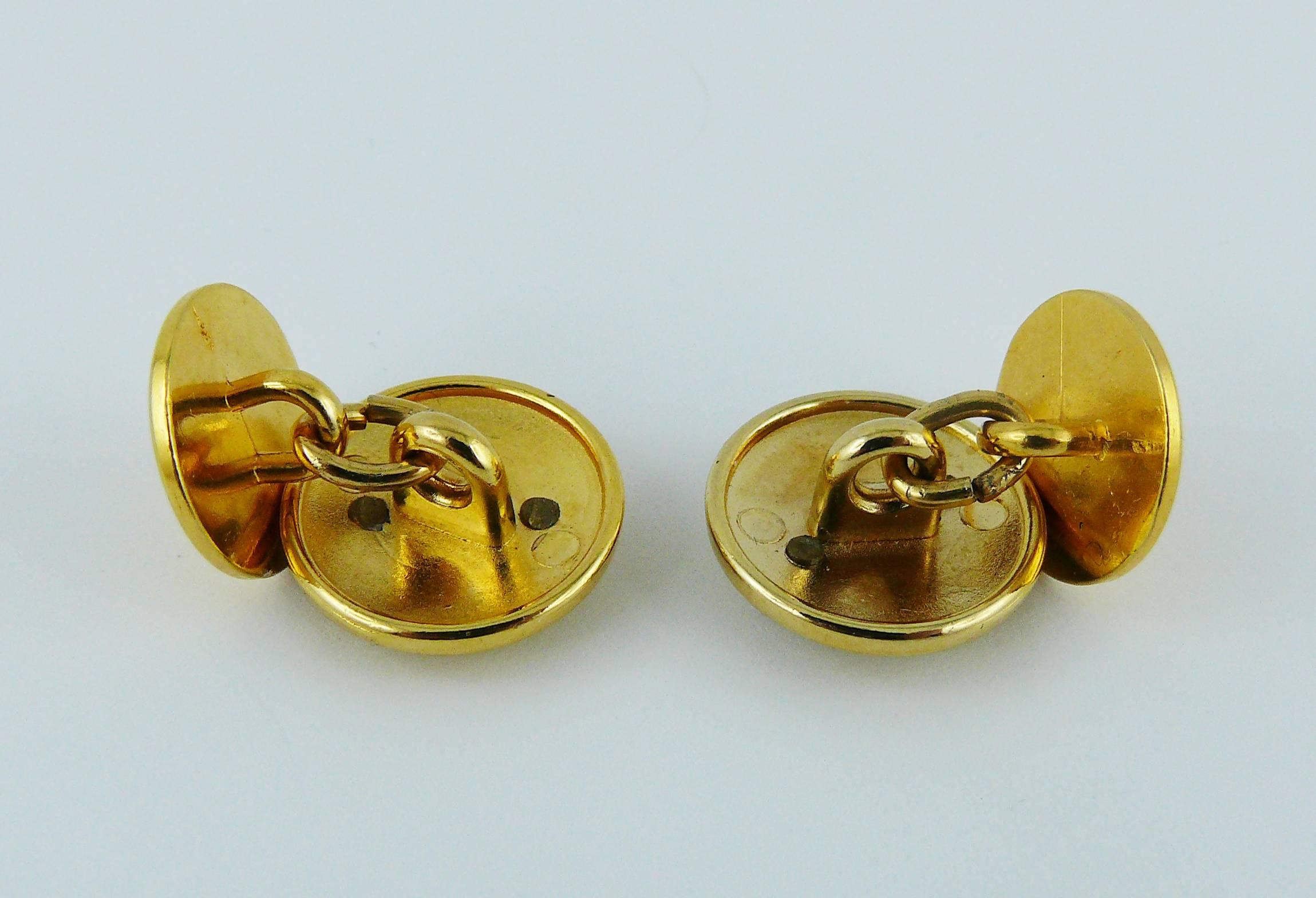 HERMES Paris vintage gold toned cuff links featuring an iconic hunting horn and ribbon motif.

Embossed HERMES SELLIER A PARIS (on the hunting horn motif).

Indicative measurements : max. diameter approx. 1.4 cm (0.55 inch).

JEWELRY CONDITION