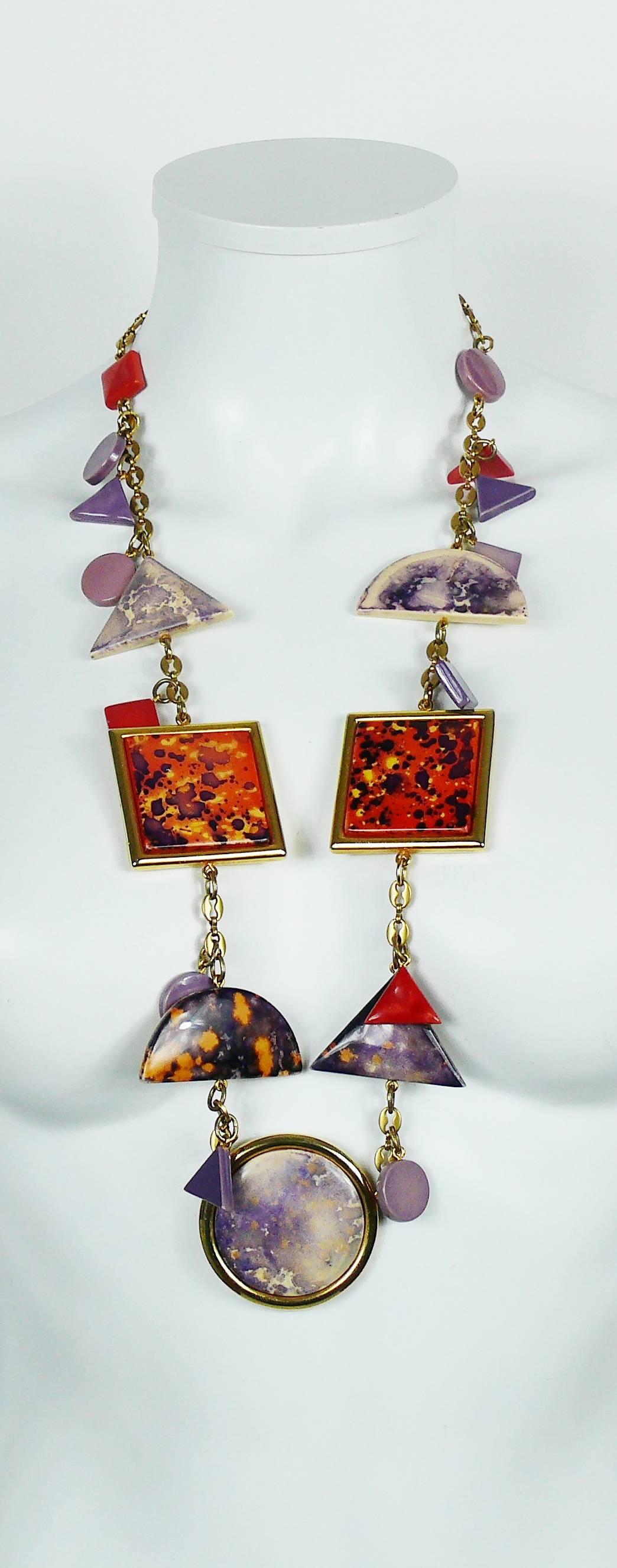 KENZO vintage gold toned necklace featuring resin geometric elements and charms.

T-bar closure.

Embossed KENZO on the clasp.

Indicative measurements : total length approx. 82 cm (32.28 inches).

JEWELRY CONDITION CHART
- New or never worn : item
