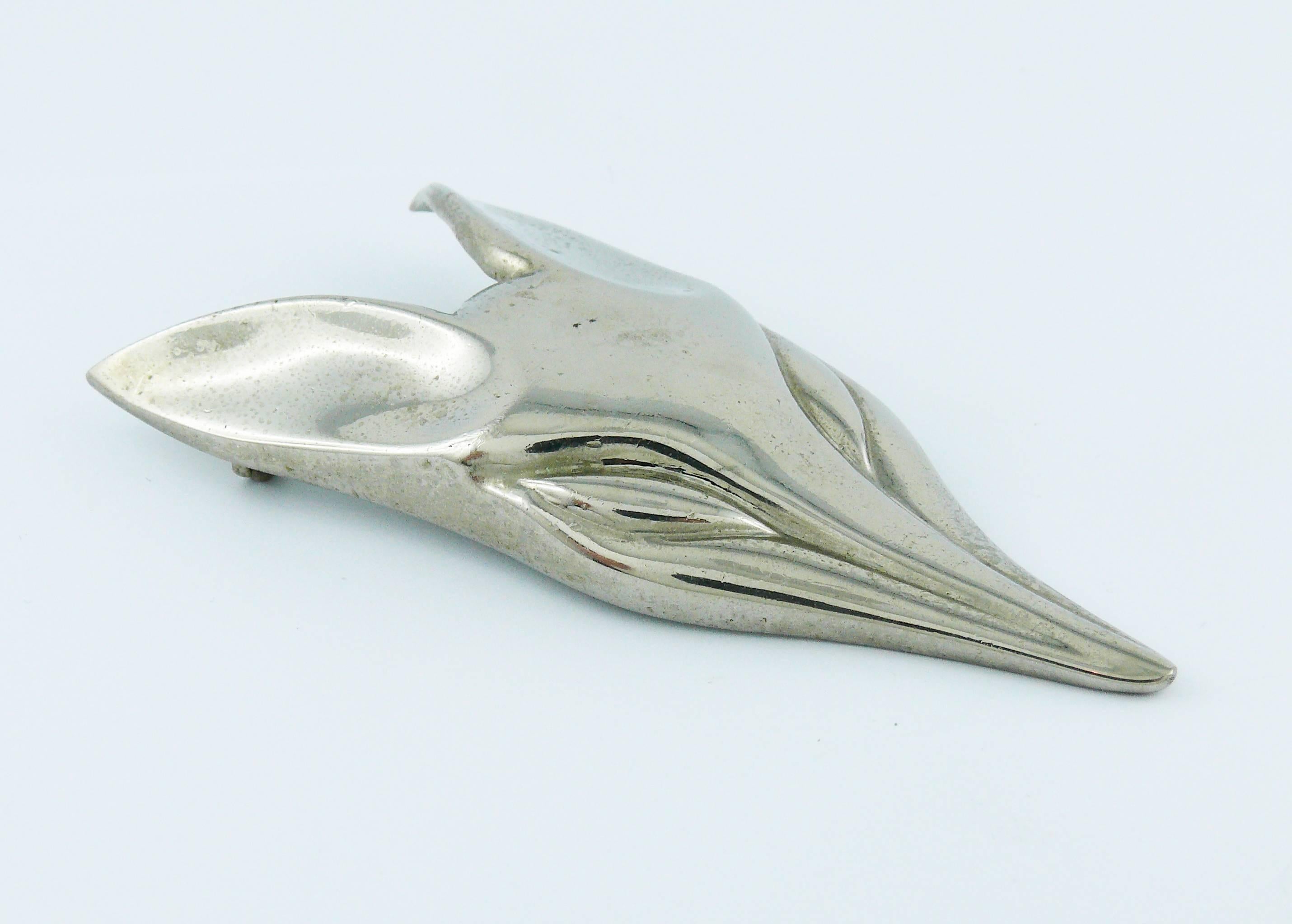 JEAN LOUIS SCHERRER vintage large silver toned Art Deco style fox head brooch.

Marked SCHERRER Paris.

Indicative measurements : max. height approx. 9.5 cm (3.74 inches) / max. length approx. 4.5 cm (1.77 inches).

JEWELRY CONDITION CHART
- New or