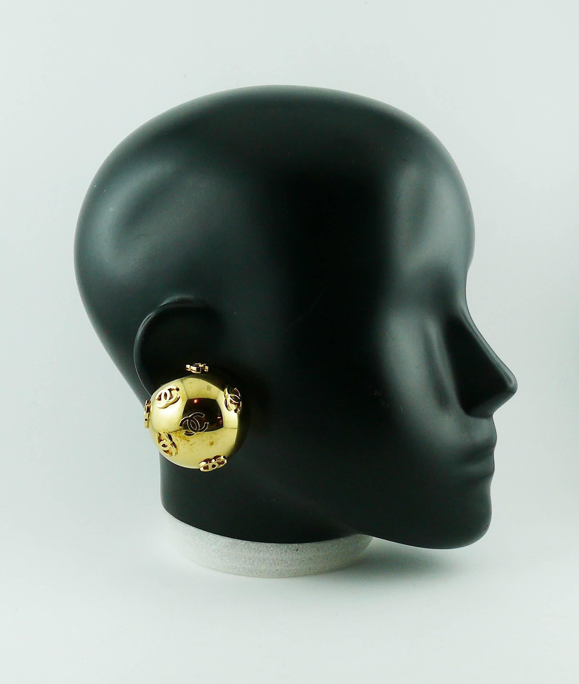 CHANEL vintage oversized gold tone dome clip-on earrings featuring CC logos all over.

Collection year : 1992.

Embossed CHANEL 2 7 Made in France.

Indicative measurements : diameter approx. 4 cm (1.57 inches).

JEWELRY CONDITION CHART
- New or