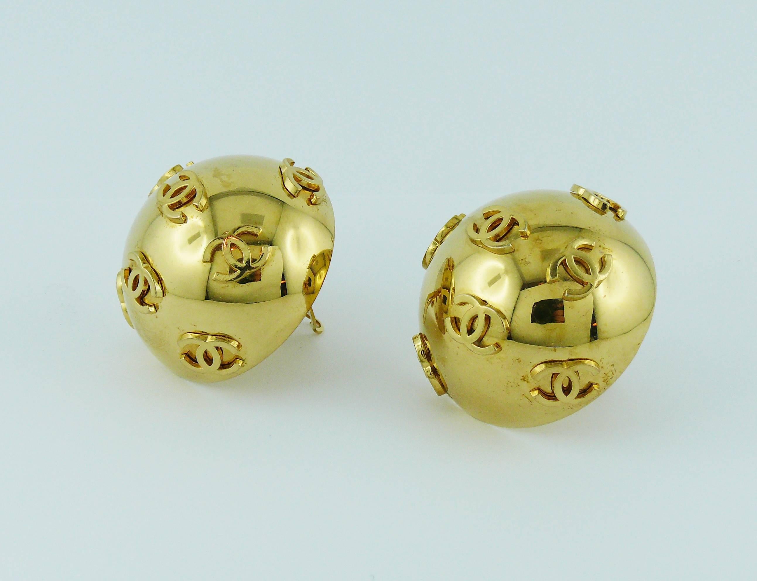 Chanel Vintage 1992 Oversized Dome Clip-On Earrings with CC Logos In Good Condition In Nice, FR