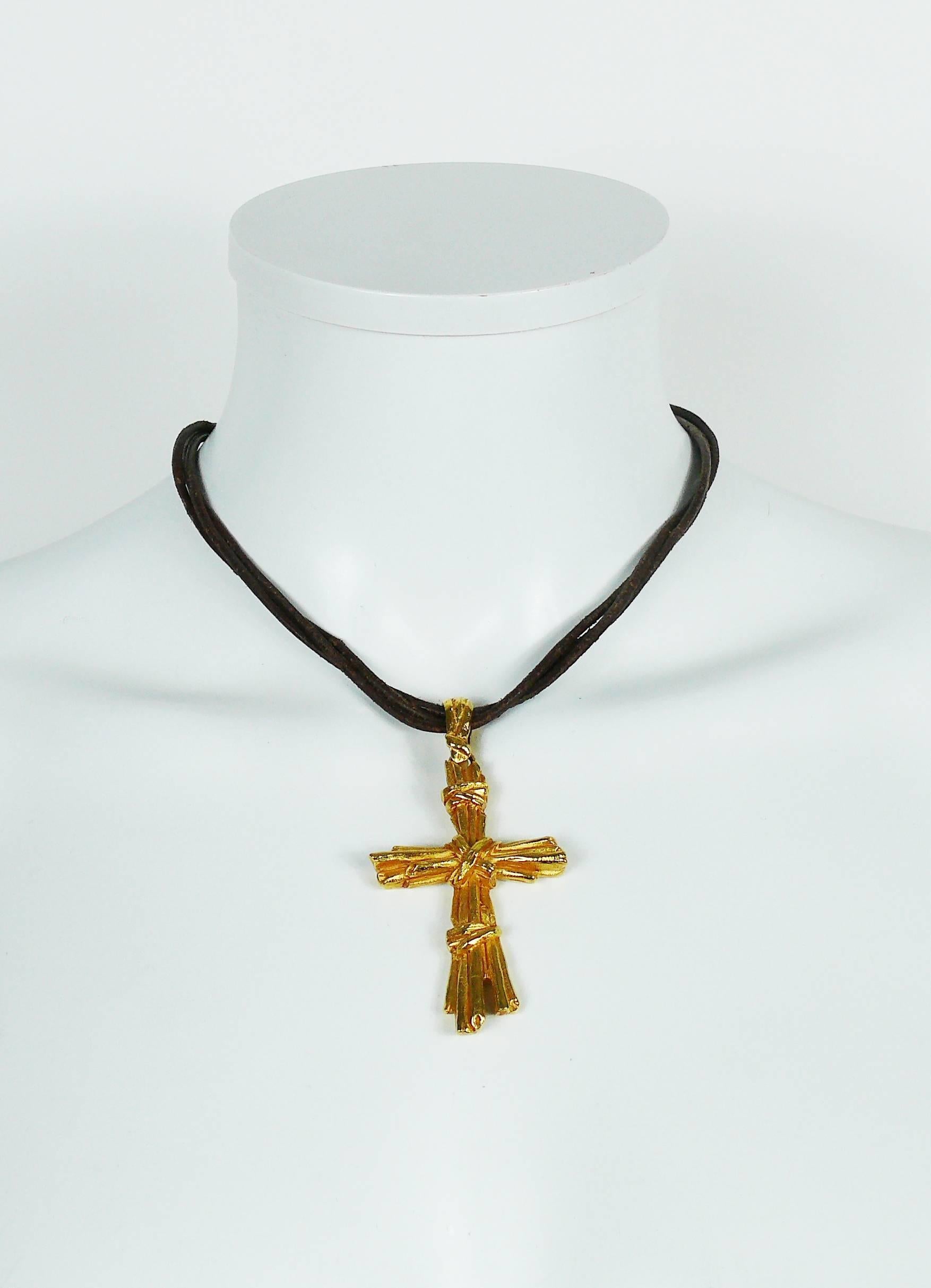 CHRISTIAN LACROIX vintage necklace featuring a gold toned cross with a bundle design.

Brown leather strap.
Hook clasp closure.
Extension chain.

Marked CHRISTIAN LACROIX CL Made in France.

Indicative measurements : adjustable length from approx.