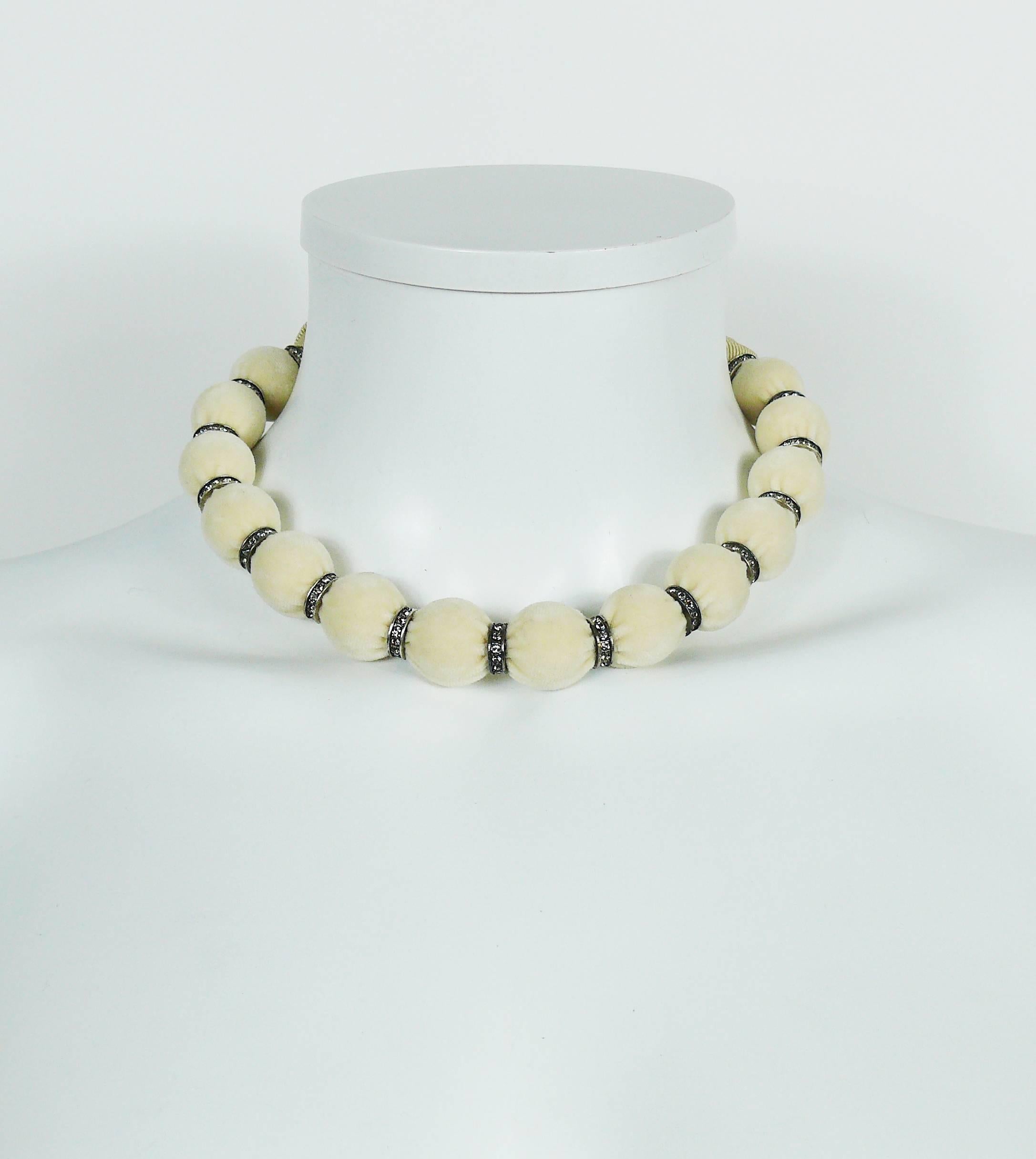 LANVIN choker necklace featuring beige velvet balls alterning with clear crystal rondelles.

Grosgrain ribbon.
Tie closure

Marked  LANVIN Paris Made in France.

Indicative measurements : total max. length approx. 107 cm (42.13 inches).

JEWELRY