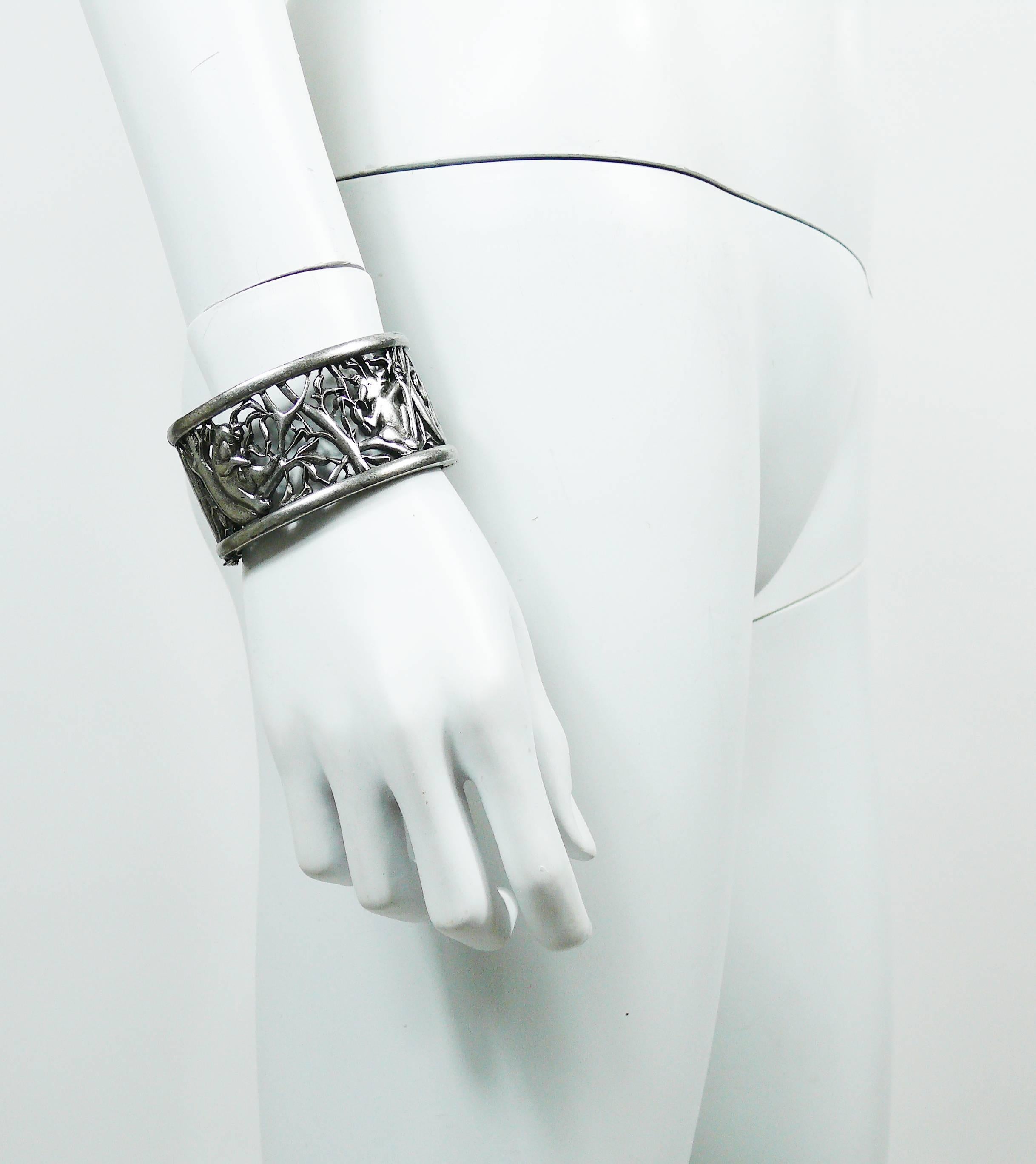 CHLOE antiqued silver toned cuff bracelet featuring a gorgeous openwork design with trees and koalas.

Marked CHLOE on the cuff.

Secure clasp closure.

Indicative measurements : inner max. measurements approx. 6 cm x 5.1 cm (2.36 inches x 2.00