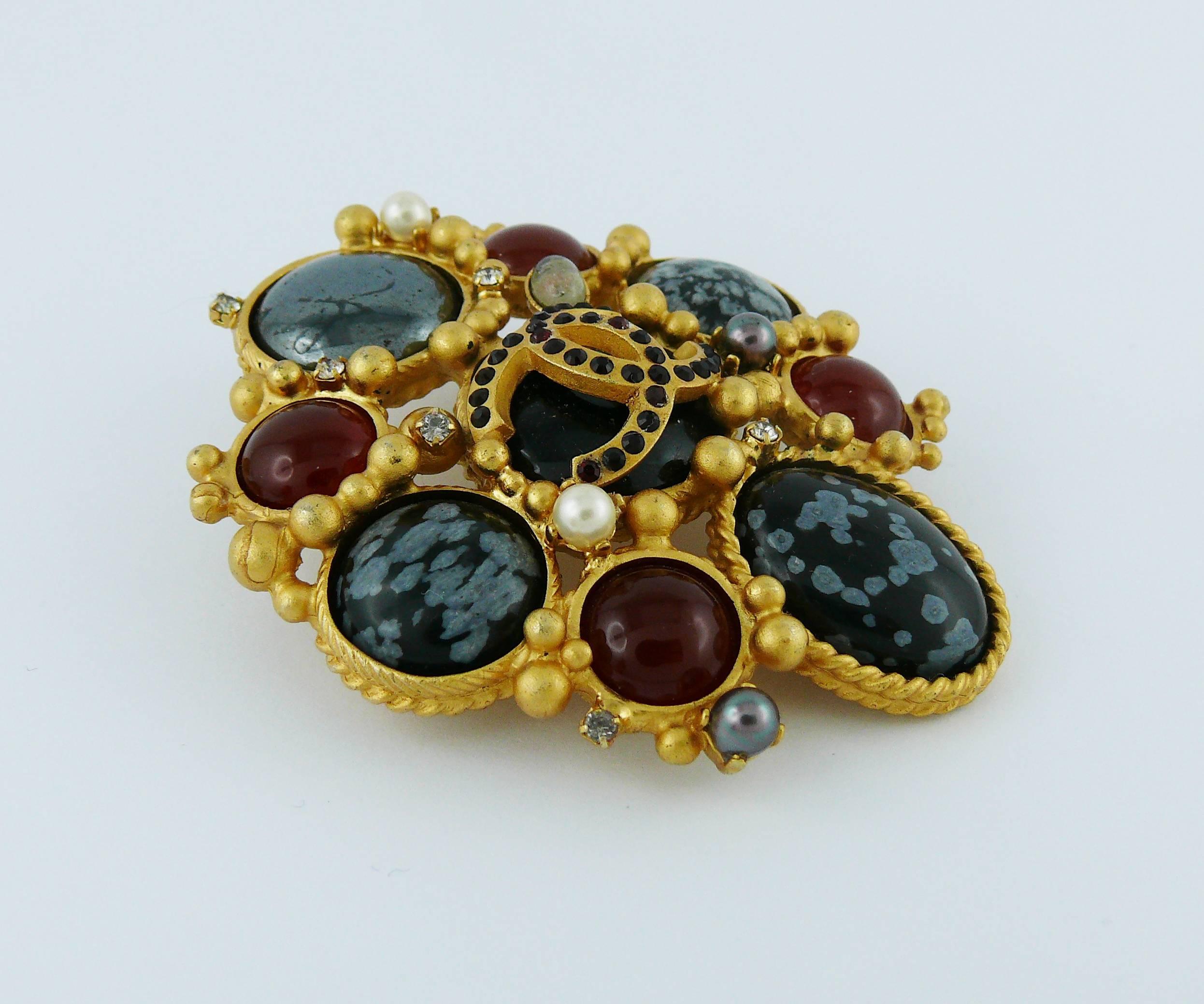 CHANEL gorgeous matte gold tone jewelled Baroque brooch with CC logo featuring glass cabochons, faux pearls, clear and ruby crystals.

Fall/Winter collection 2001.

Marked CHANEL 01 A Made in France.
Engraved "S" for private sale