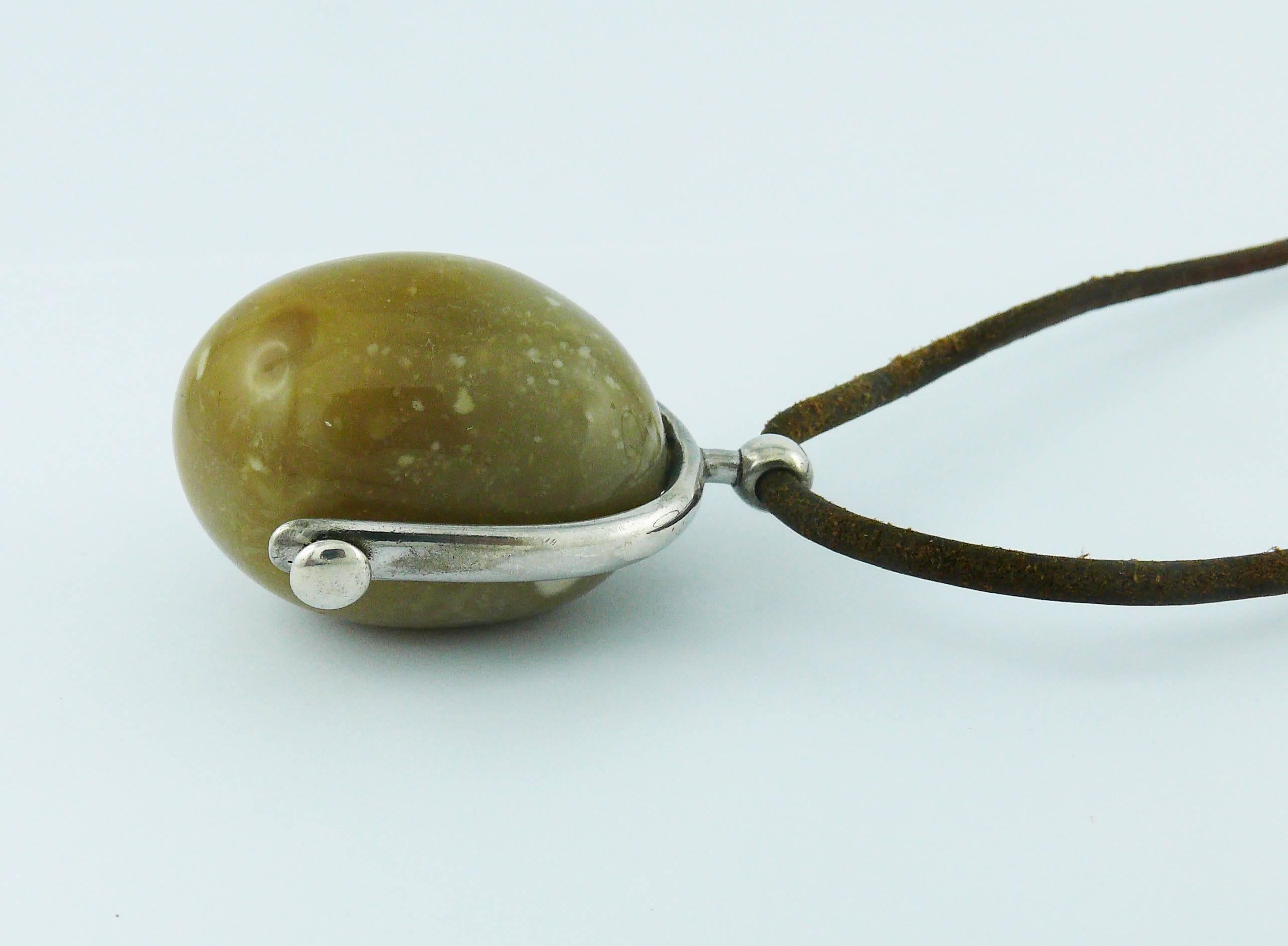 Hermes Vintage Hard Stone Pebble and Solid Silver Stirrup Pendant Necklace In Good Condition For Sale In Nice, FR