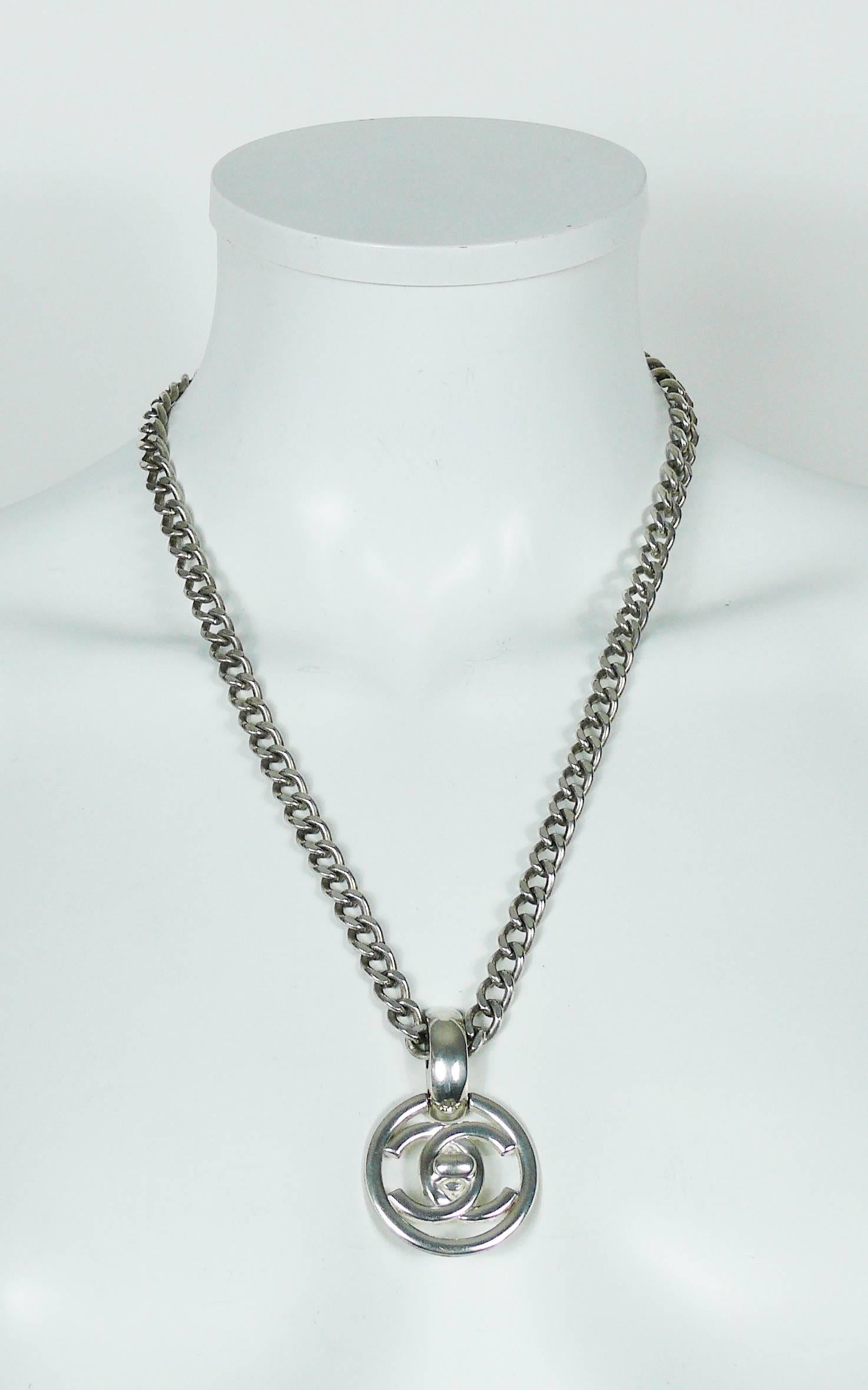 CHANEL vintage 1997 silver toned chain necklace featuring an iconic turn-lock detail at the interlocking CC pendant.

Turn-lock clasp closure.

Spring 1997 Collection.

Embossed CHANEL 97 P Made in France.

Indicative measurements : chain length