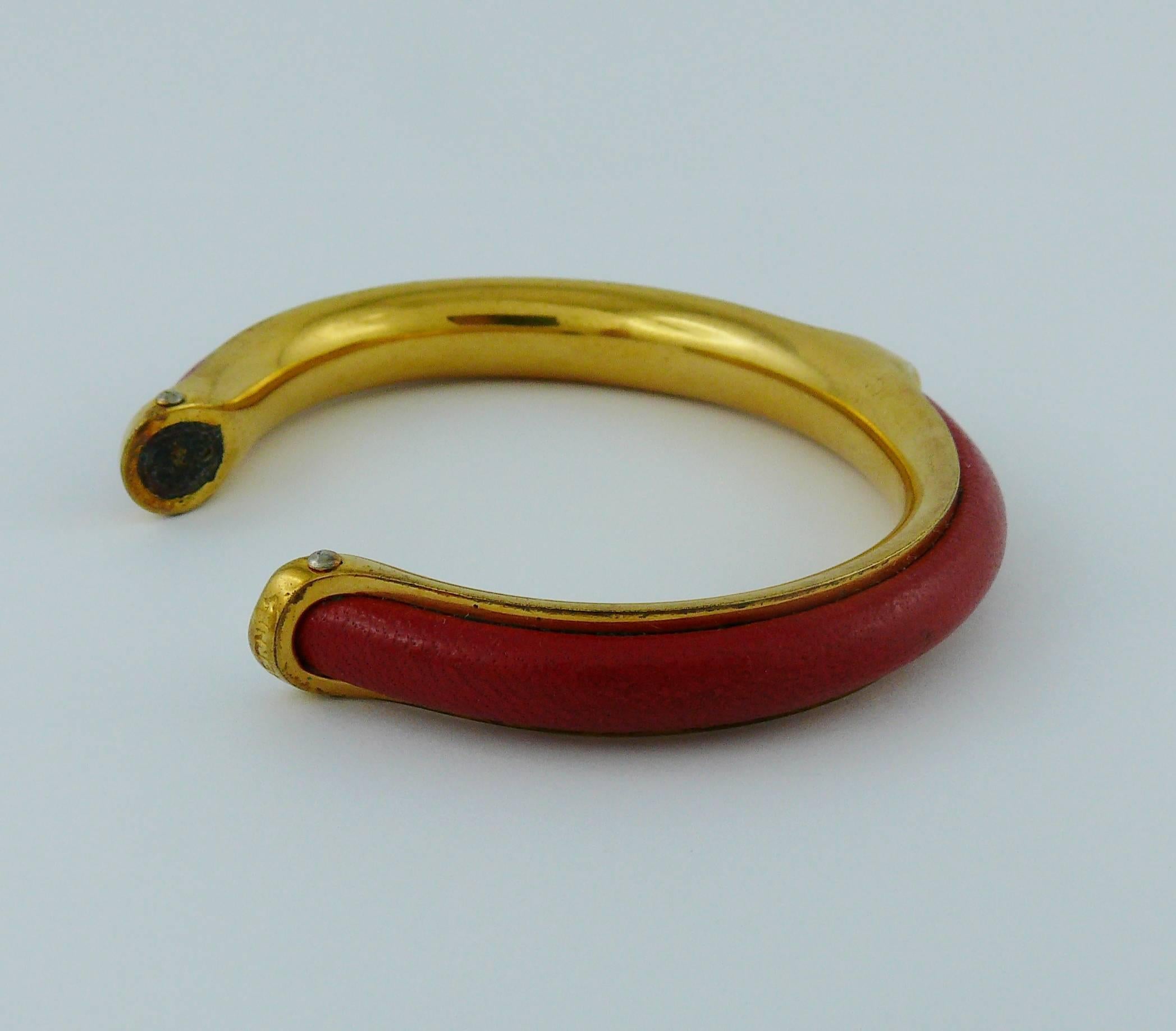 Bracelet HERMES vintage en cuir rouge et or KYOTO. 

Gaufré HERMES. 

Mesures indicatives : circonférence environ 16::65 cm (6::56 pouces) / largeur environ 0::9 cm (0::35 pouce). 

TABLEAU DE CONDITION DES BIJOUX
- Neuf ou jamais porté : l'article