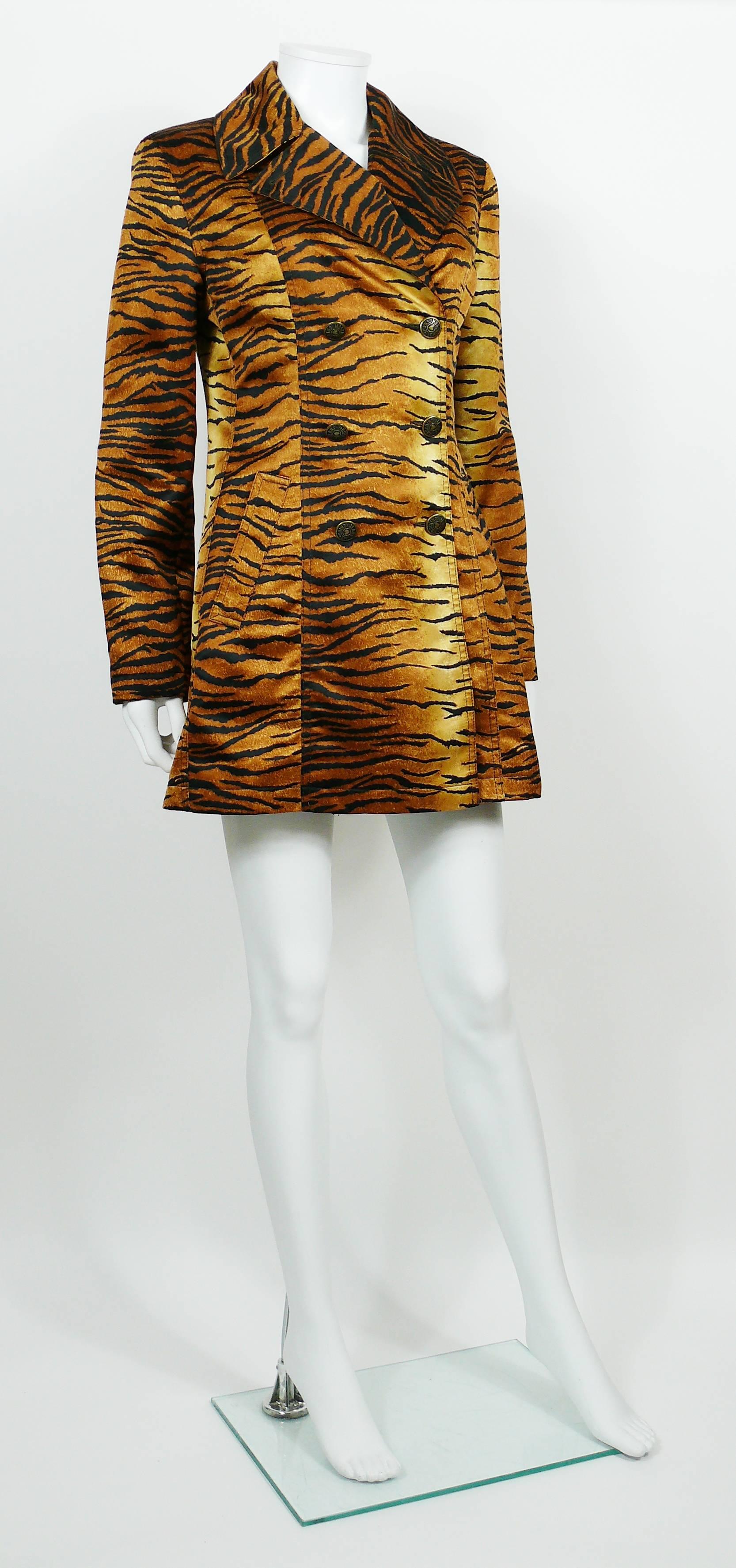 MOSCHINO JEANS vintage tiger print double breasted long jacket.

This jacket features :
- Button front fastening.
- Long sleeves.
- Lapel collar.
- Fully lined.
- Two pockets.

Label reads MOSCHINO JEANS Made in Italy.

Size tag reads : I 42 / USA 8