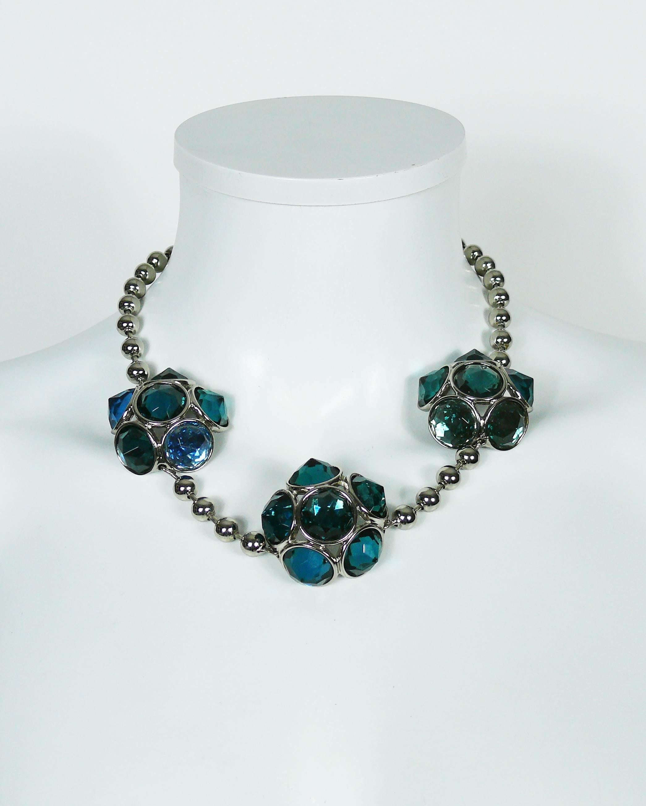 YVES SAINT LAURENT vintage silver toned necklace featuring faceted green-blue resin cabochons and ball link chain.

Lobster clasp closure.
Extension chain.

Embossed YSL Made in France.

Indicative measurements : adjustable length from approx. 47 cm